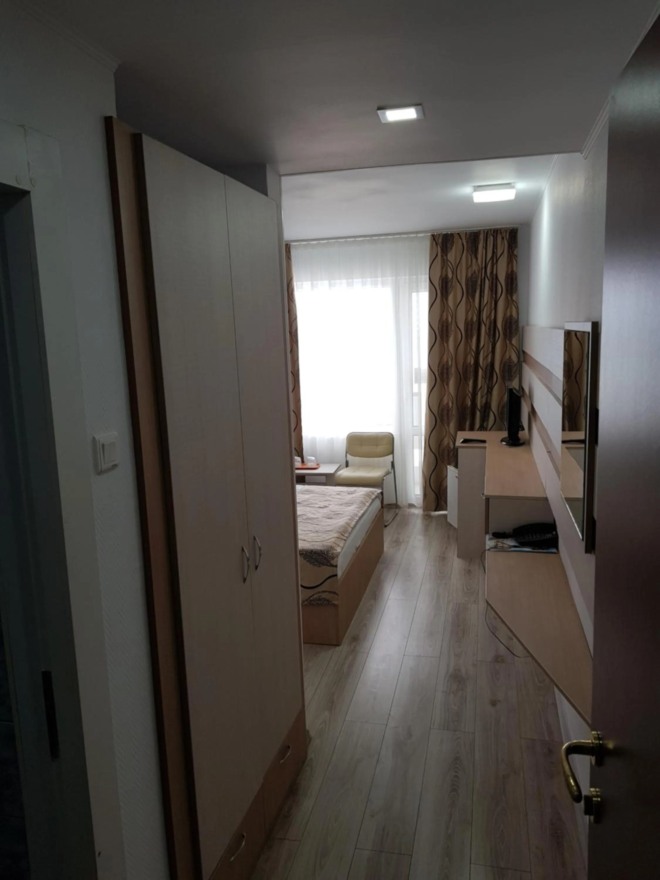 Photo of the whole room, Bed in Hotel Capitol