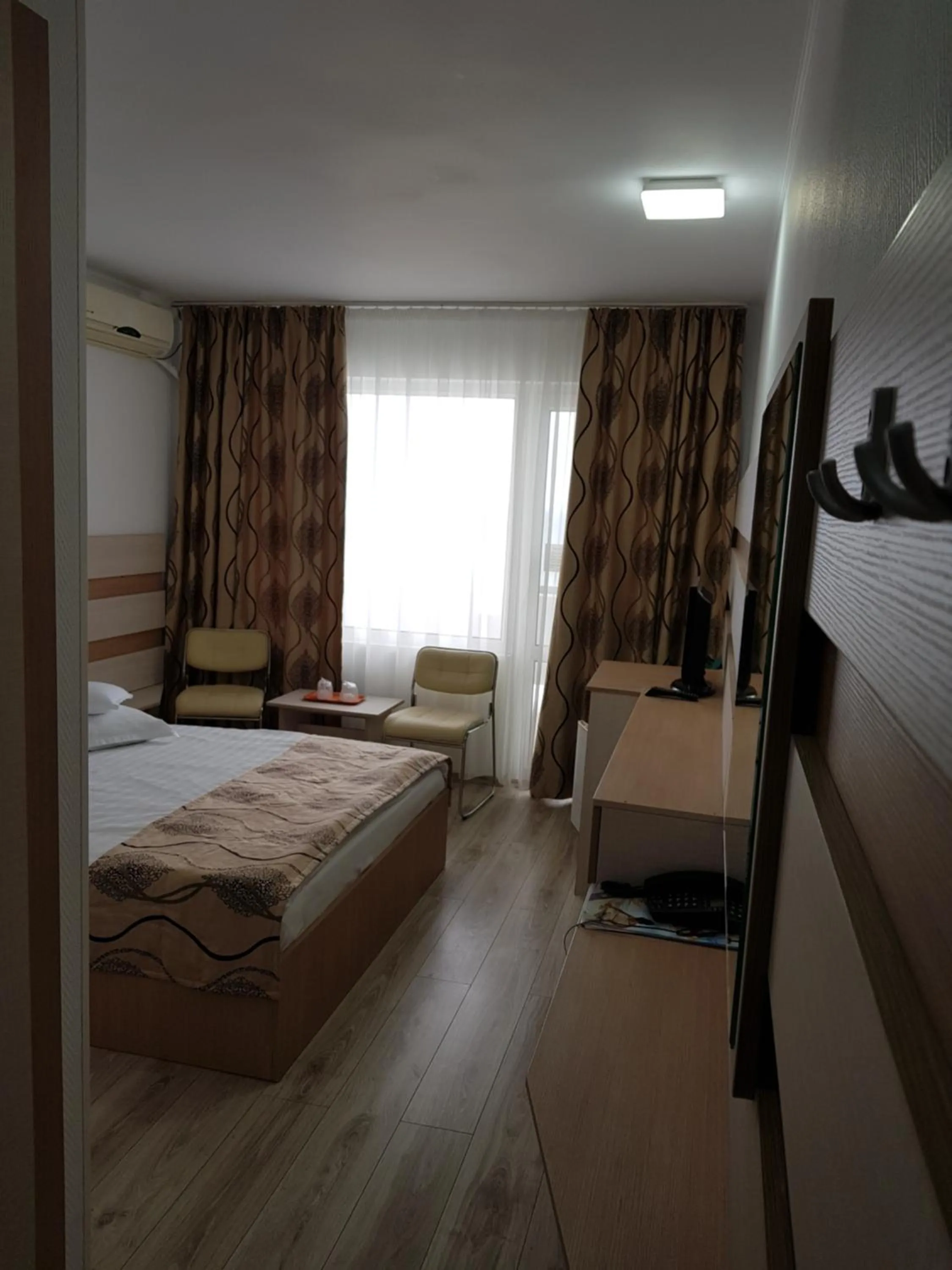 Photo of the whole room, Bed in Hotel Capitol