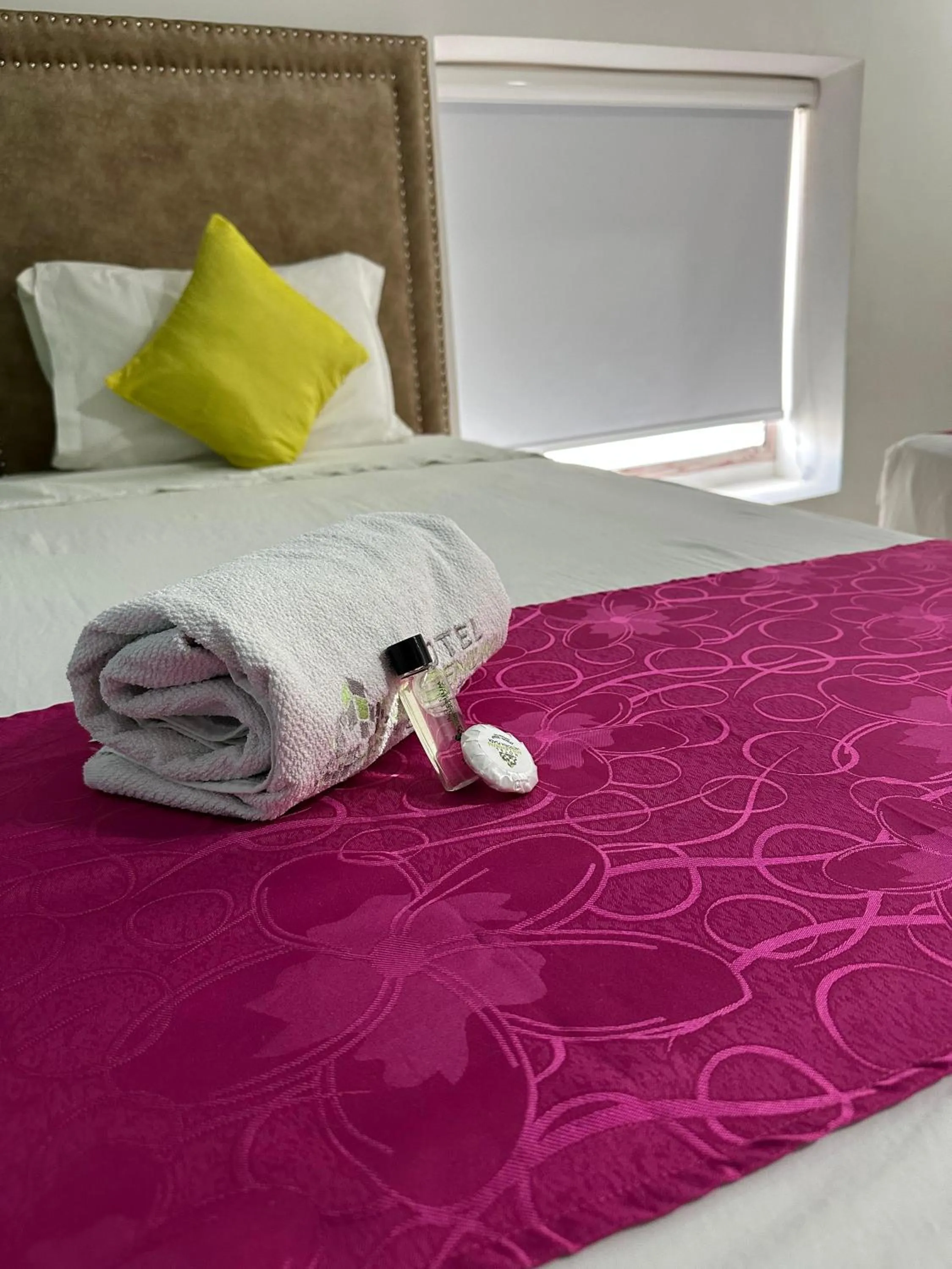 towels, Bed in Hotel Millenium Victoria Plaza