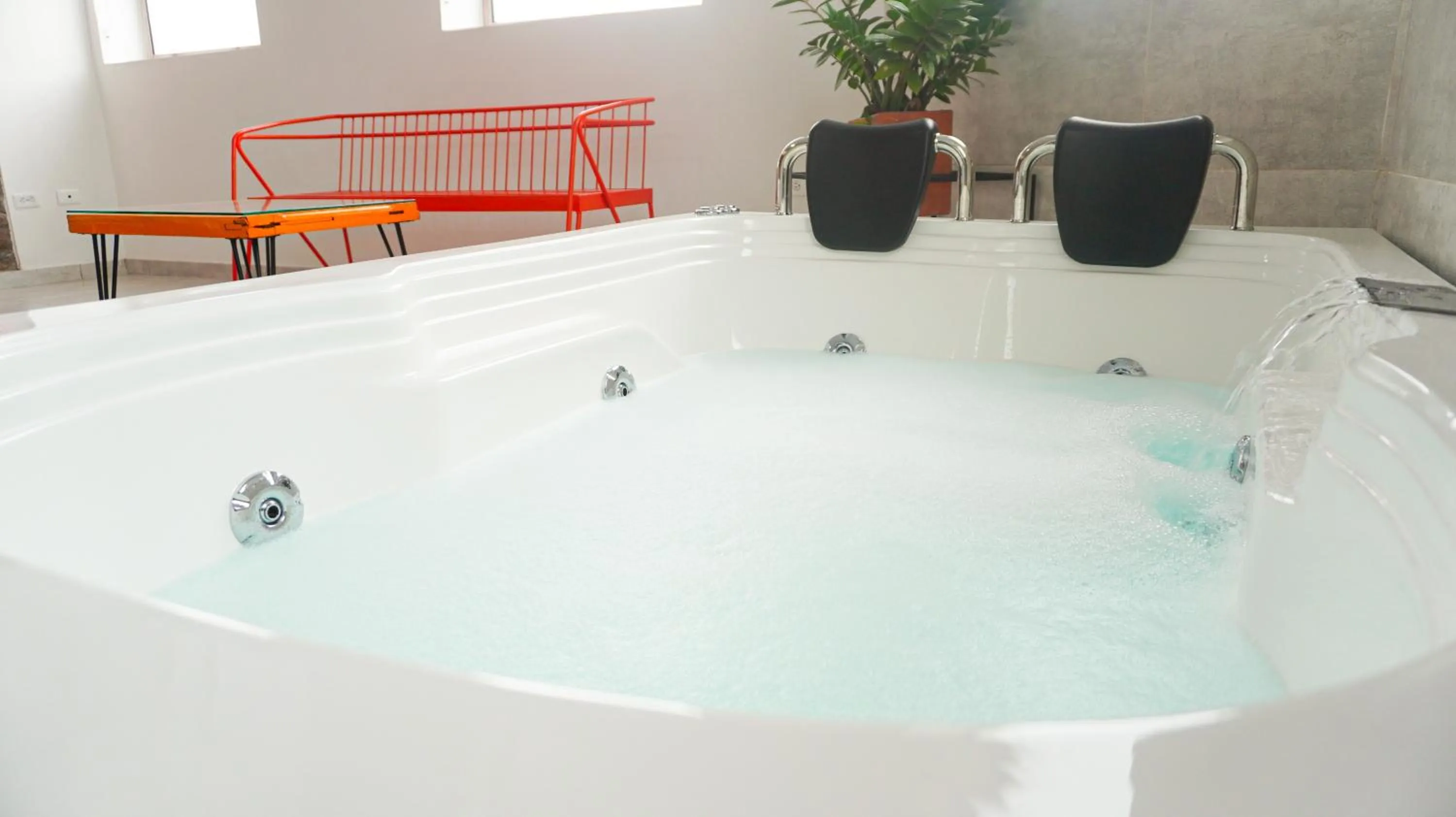 Hot Tub in Hotel Millenium Victoria Plaza