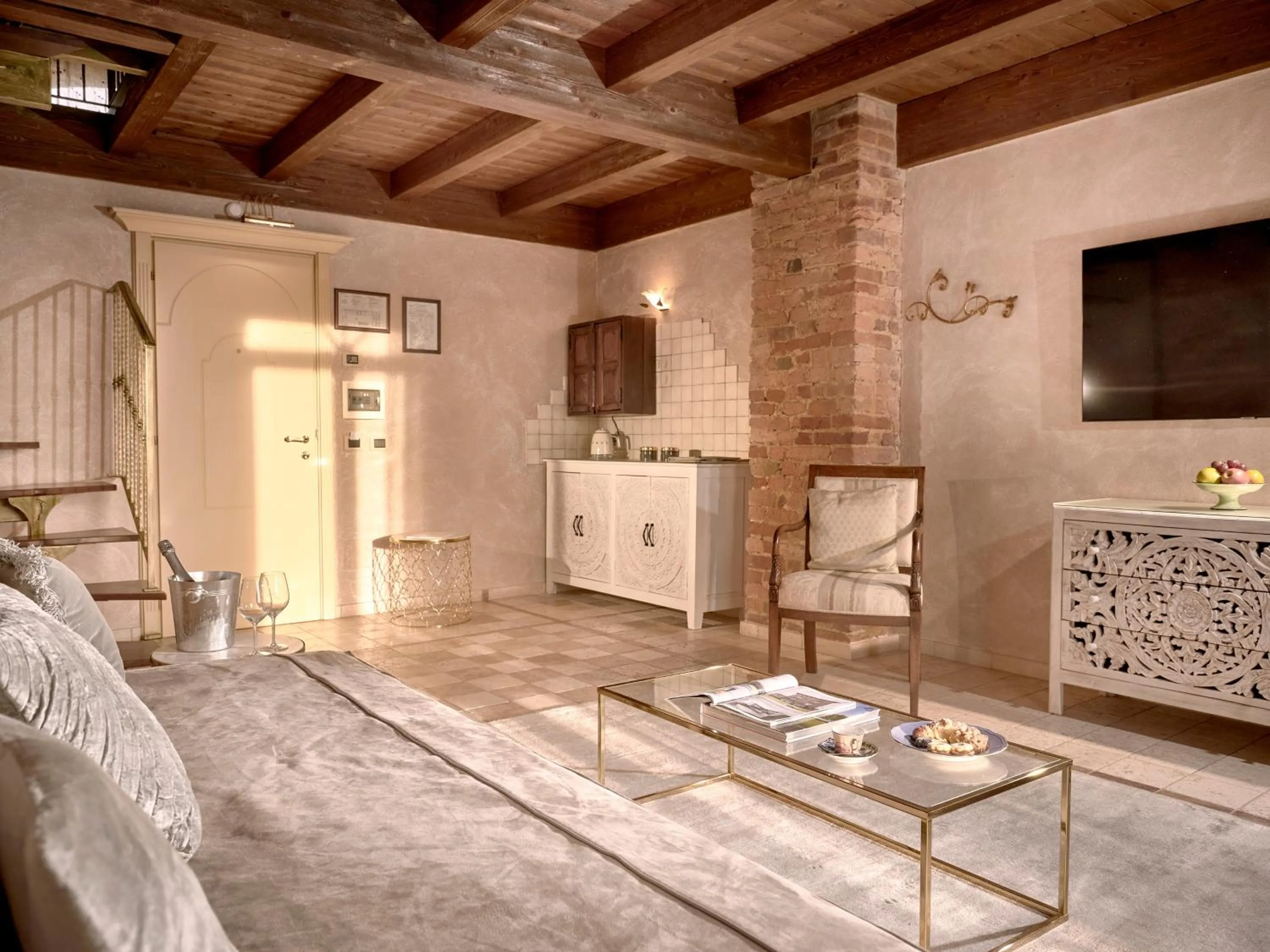 TV and multimedia in Tenuta Montemagno Relais & Wines