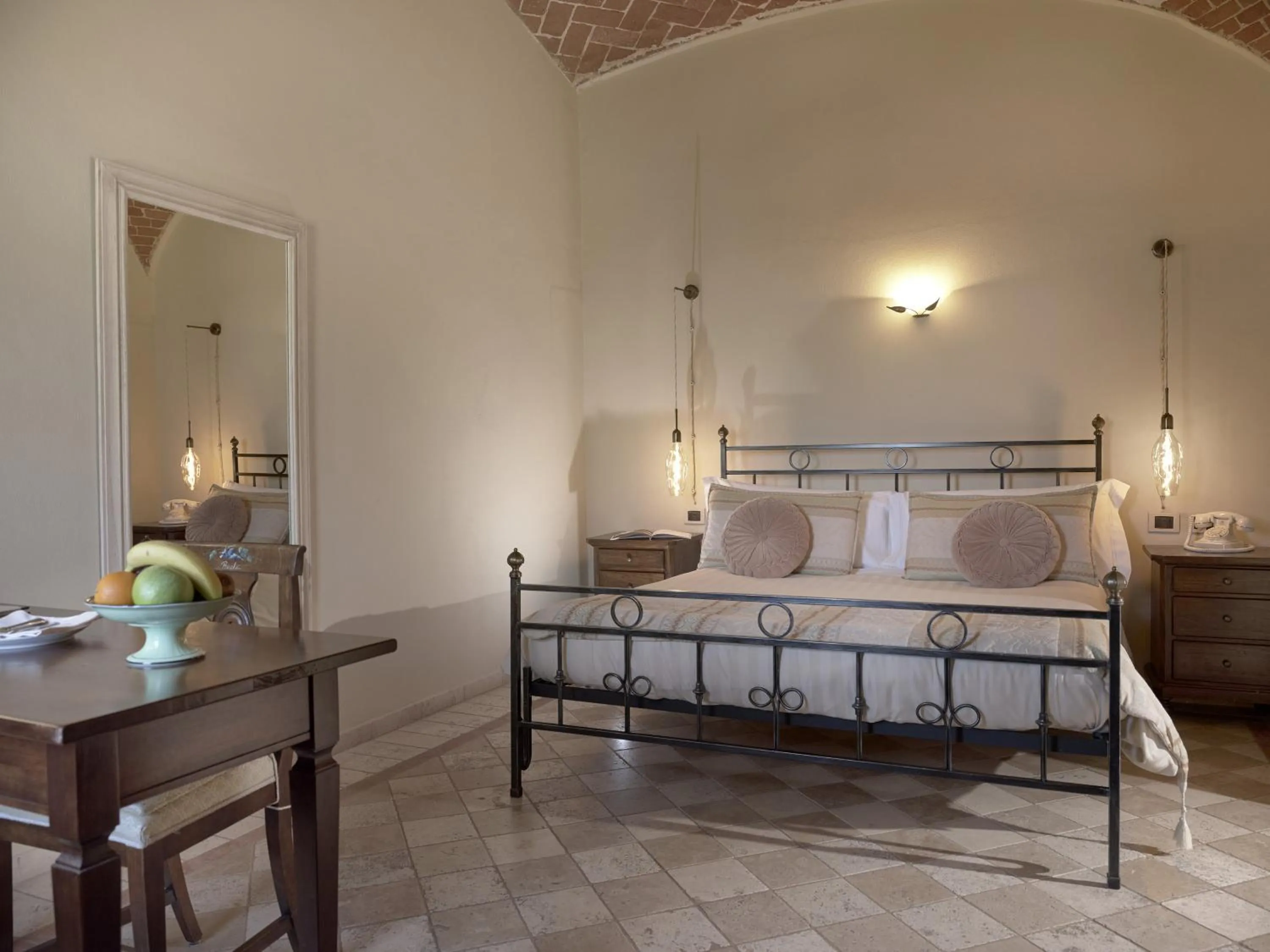 Bed in Tenuta Montemagno Relais & Wines