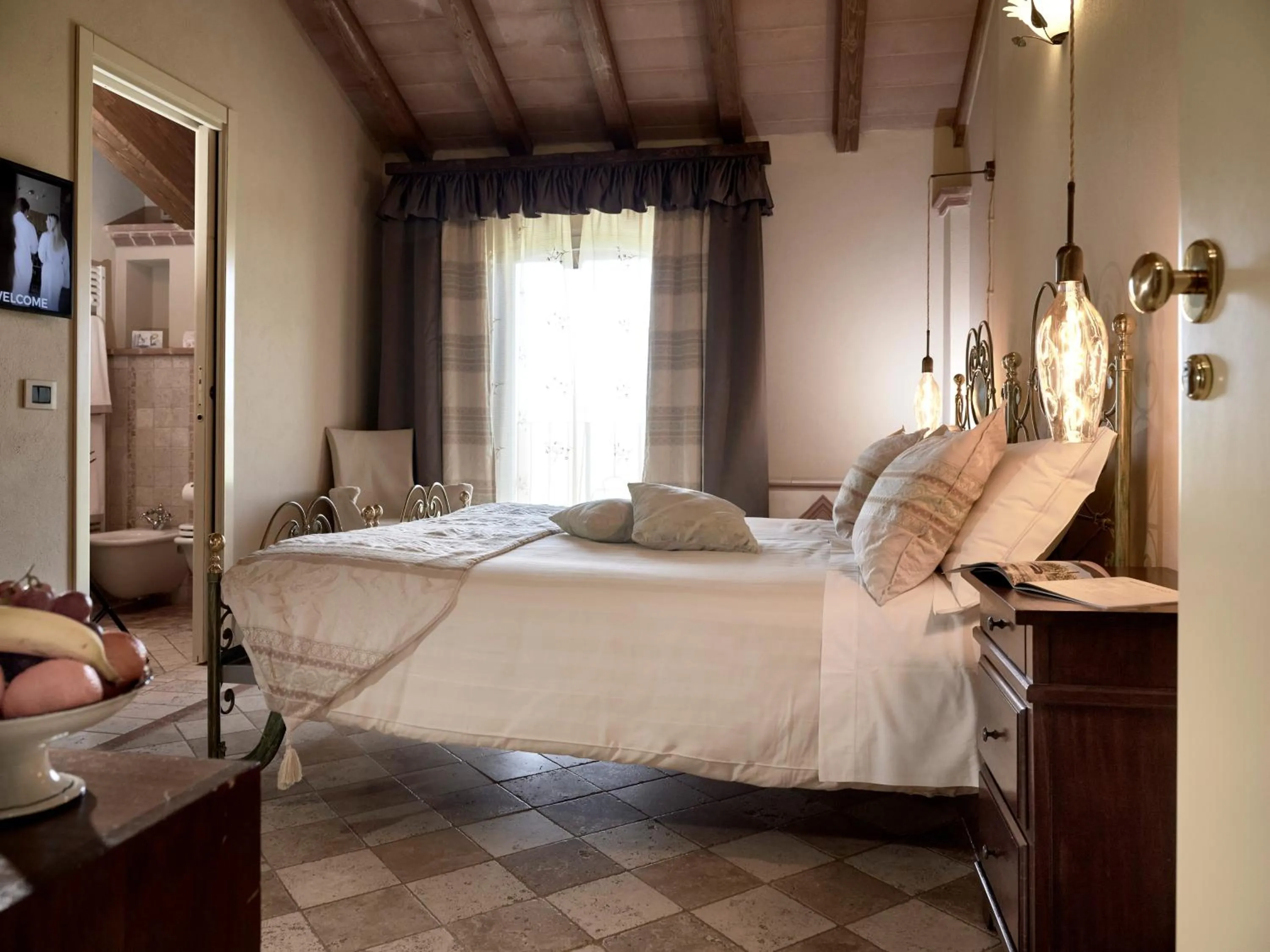 Bed in Tenuta Montemagno Relais & Wines
