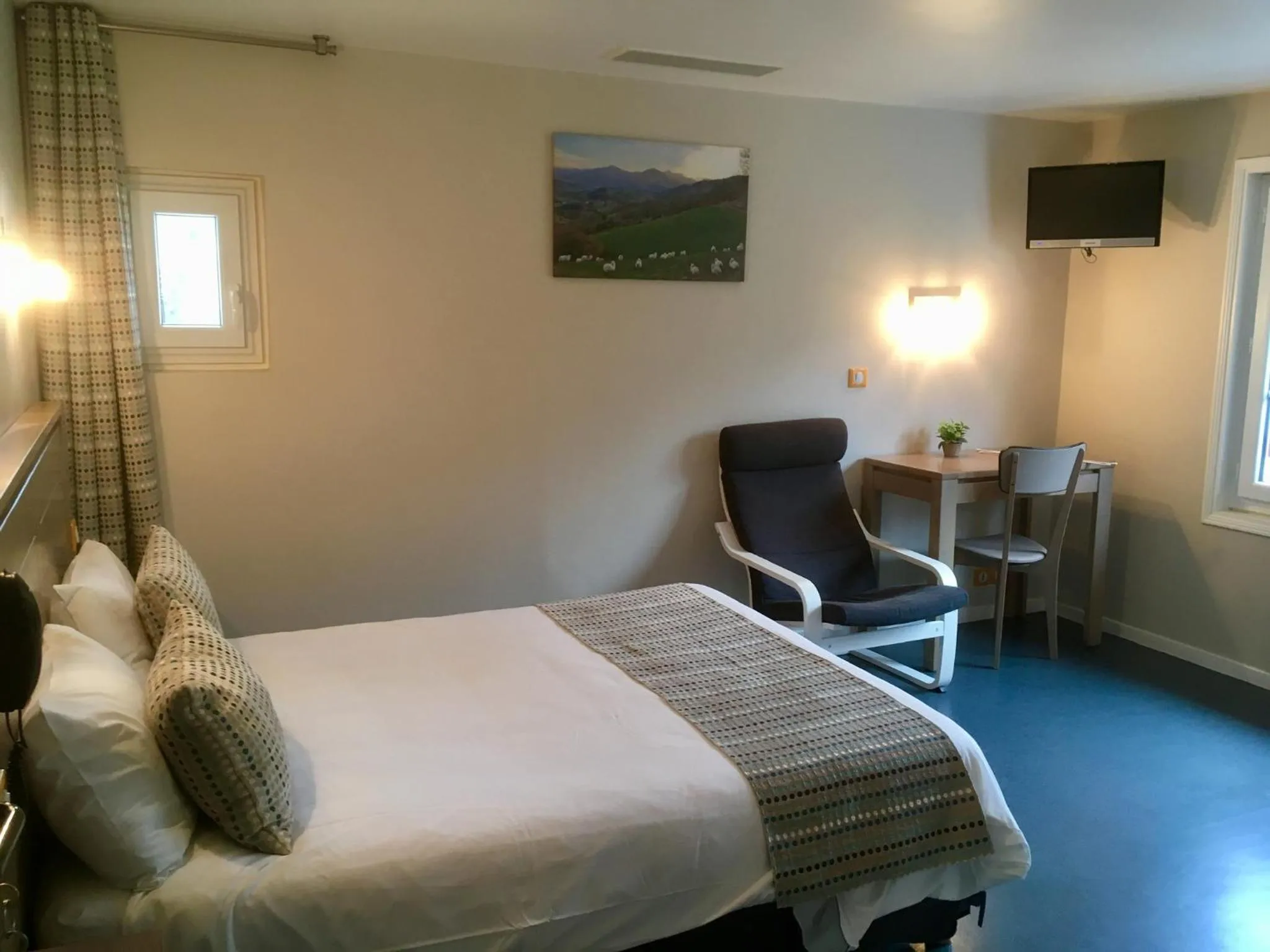 Bedroom, Bed in Manexenea