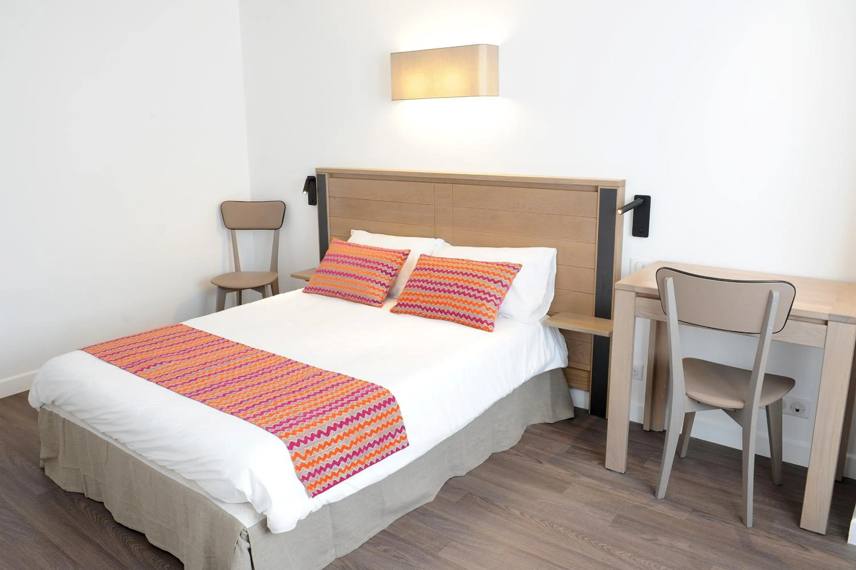 Photo of the whole room, Bed in Manexenea