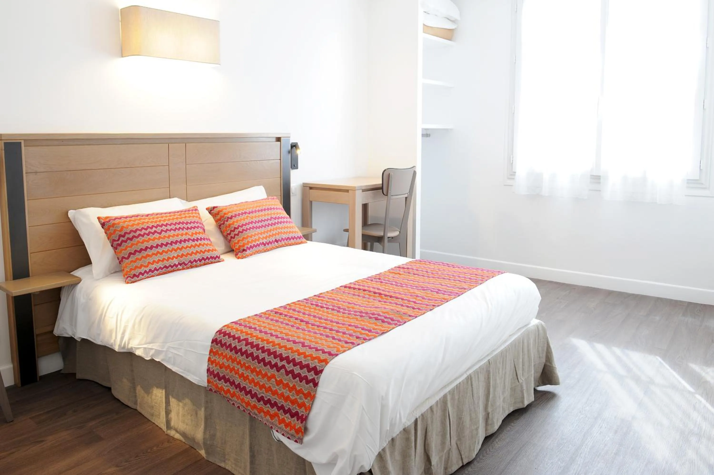 Photo of the whole room, Bed in Manexenea