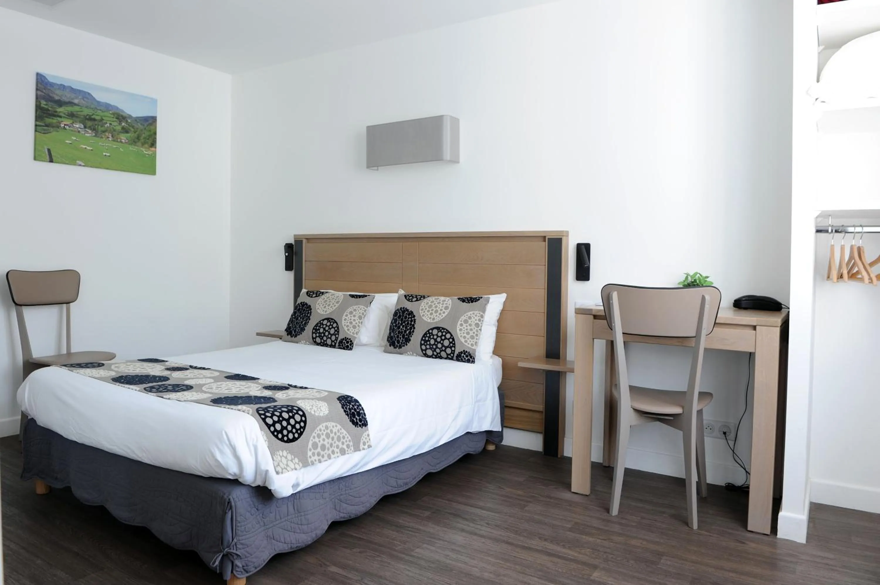 Bedroom, Bed in Manexenea