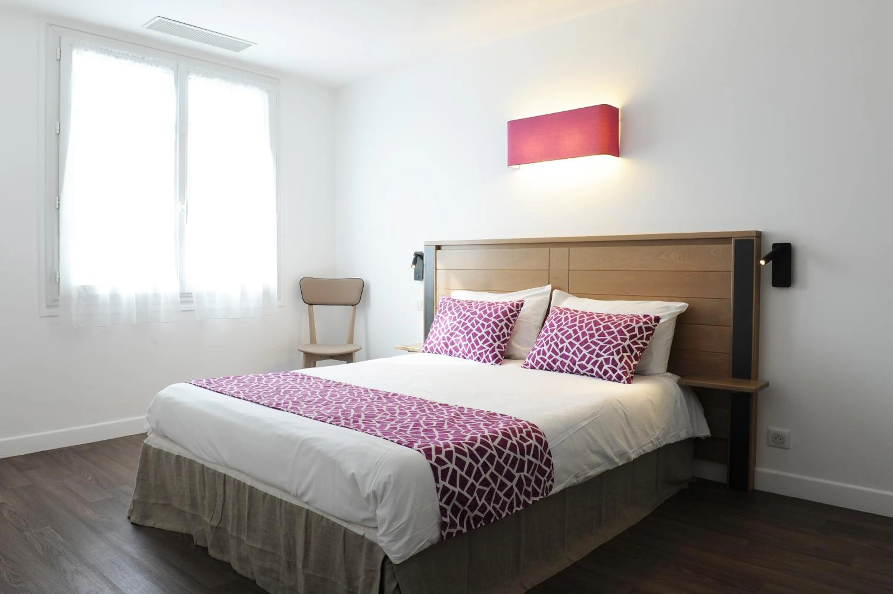 Photo of the whole room, Bed in Manexenea