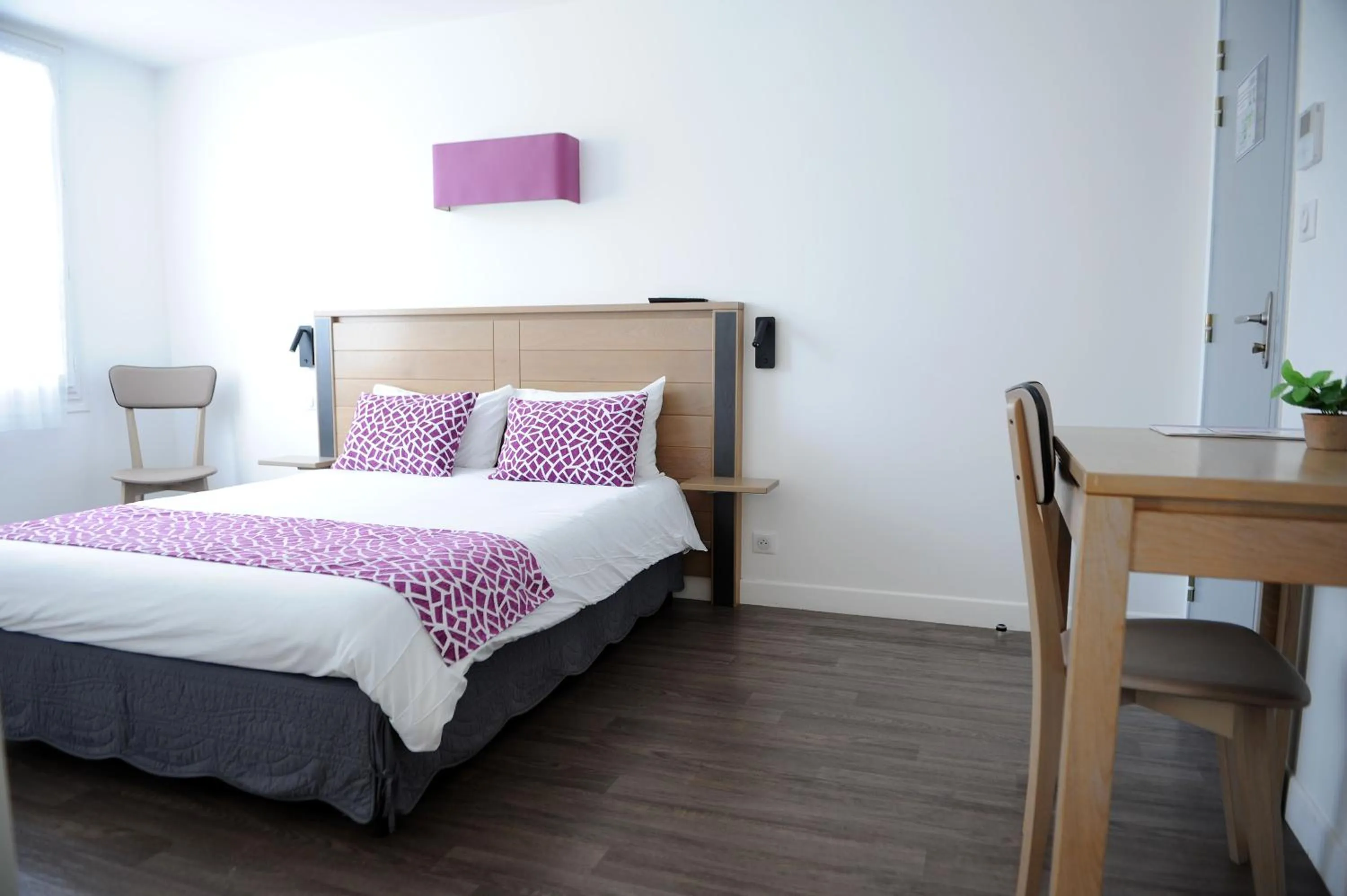 Photo of the whole room, Bed in Manexenea