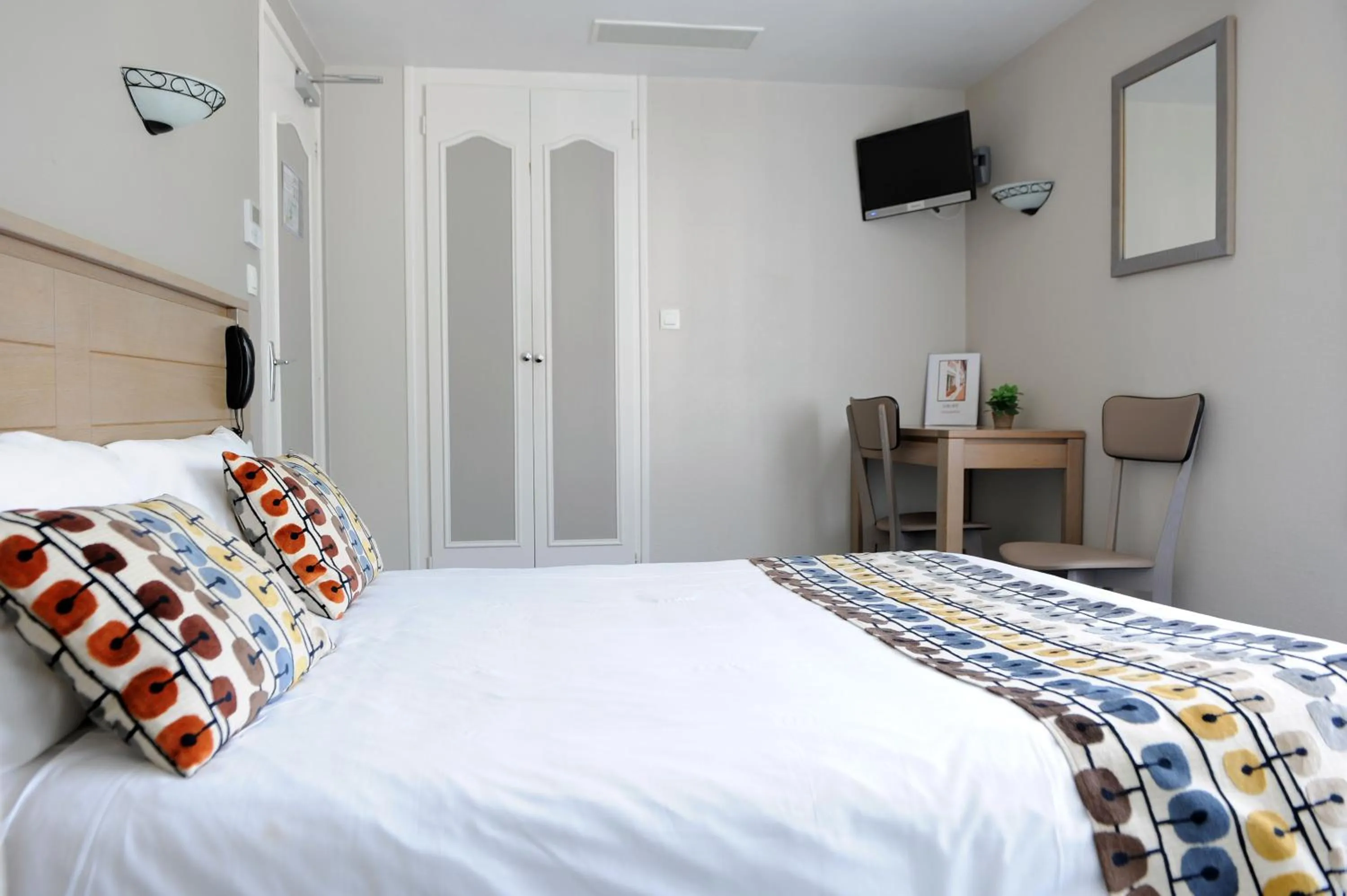 Bedroom, Bed in Manexenea