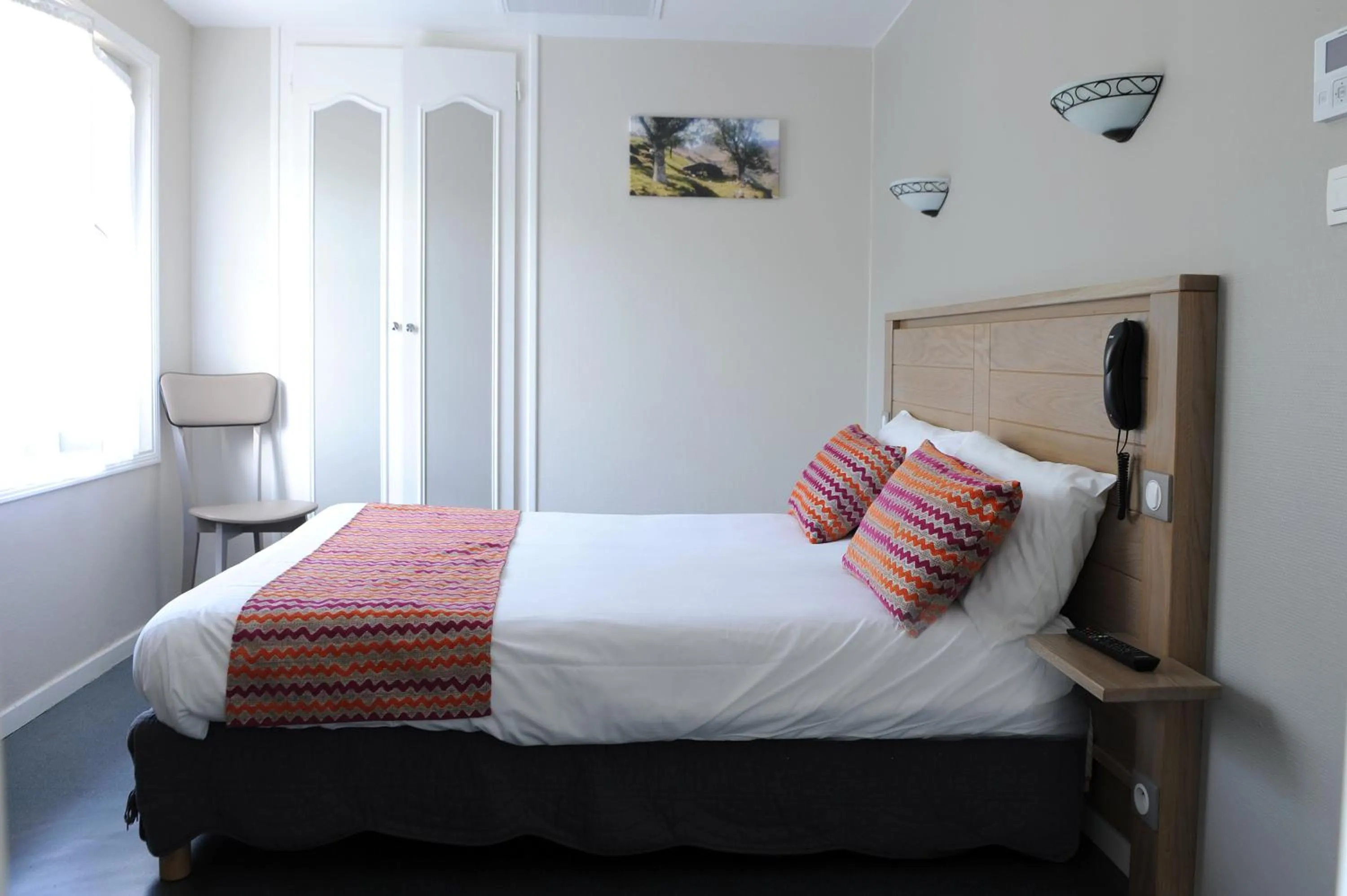 Bedroom, Bed in Manexenea