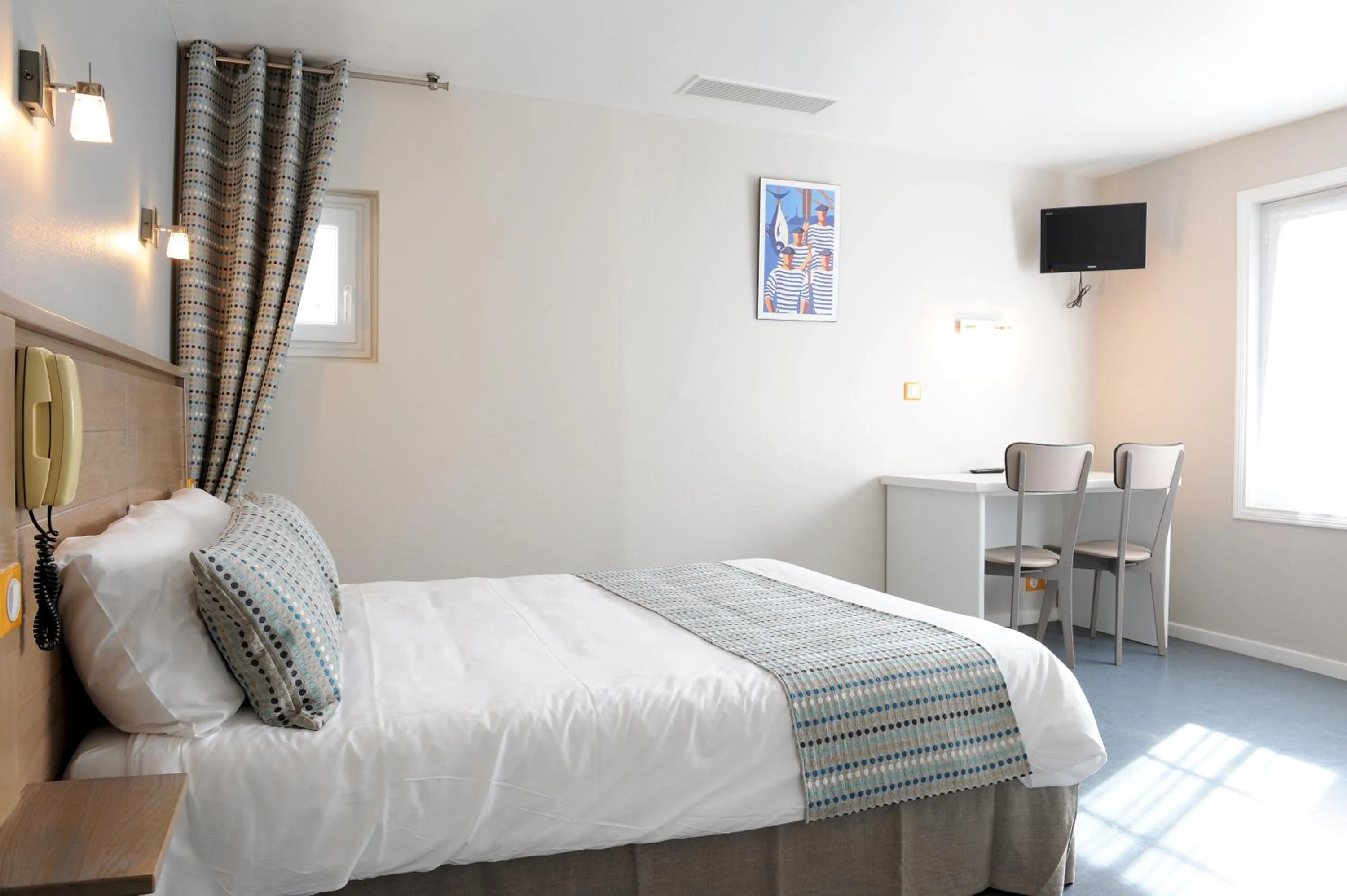 Photo of the whole room, Bed in Manexenea