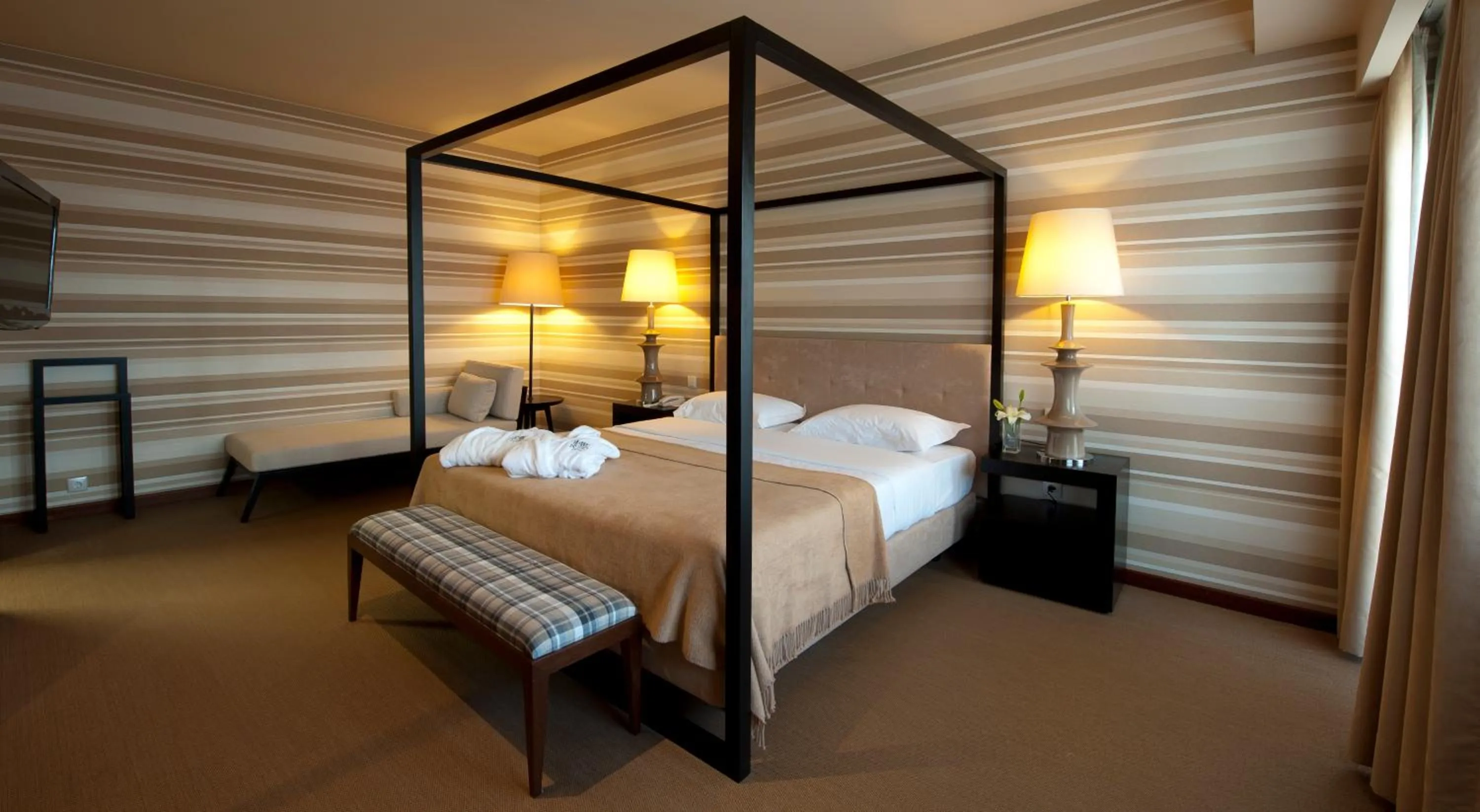 Bedroom, Bed in Grande Hotel De Luso