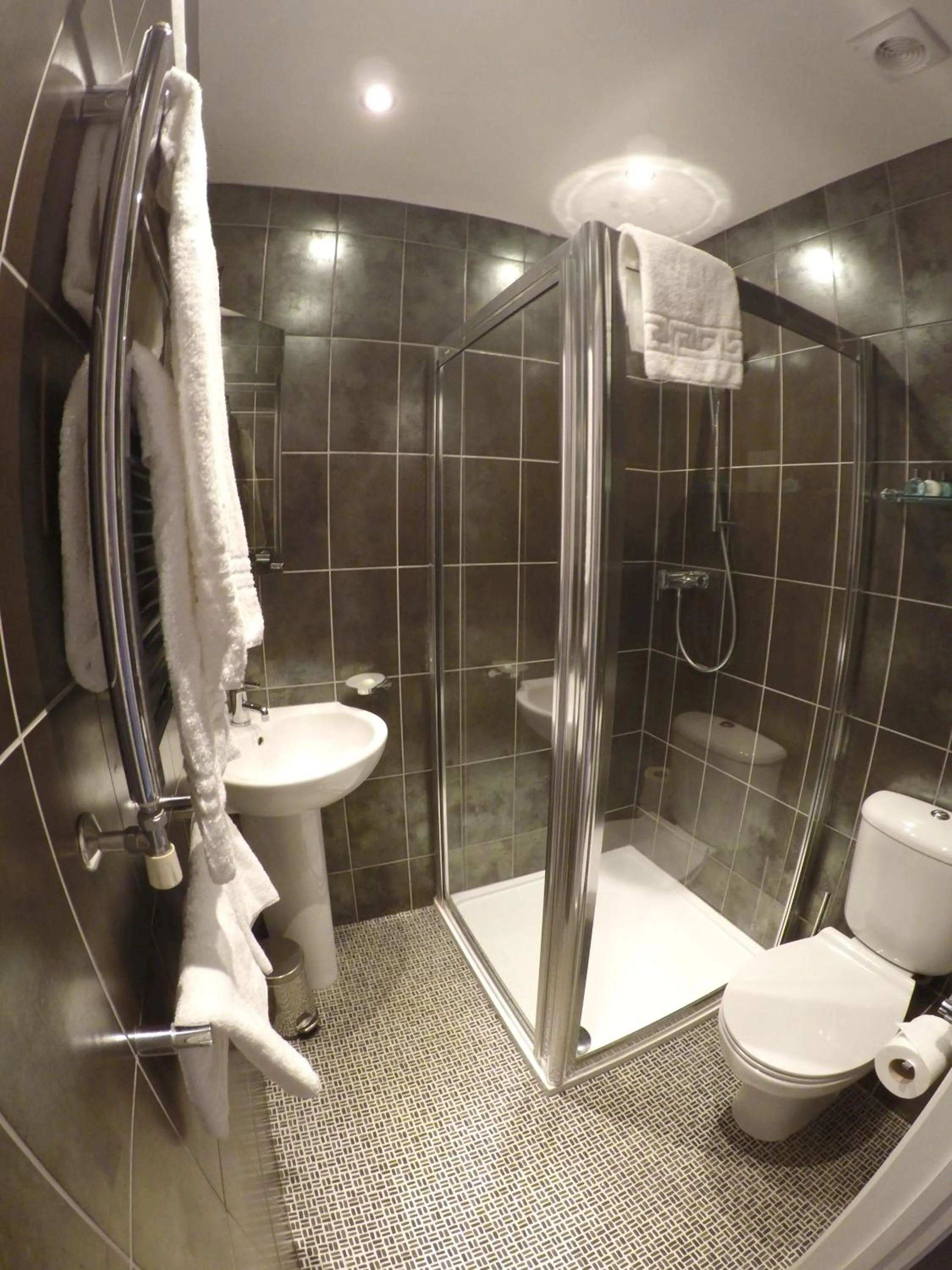 Shower in The Nags Head Hotel