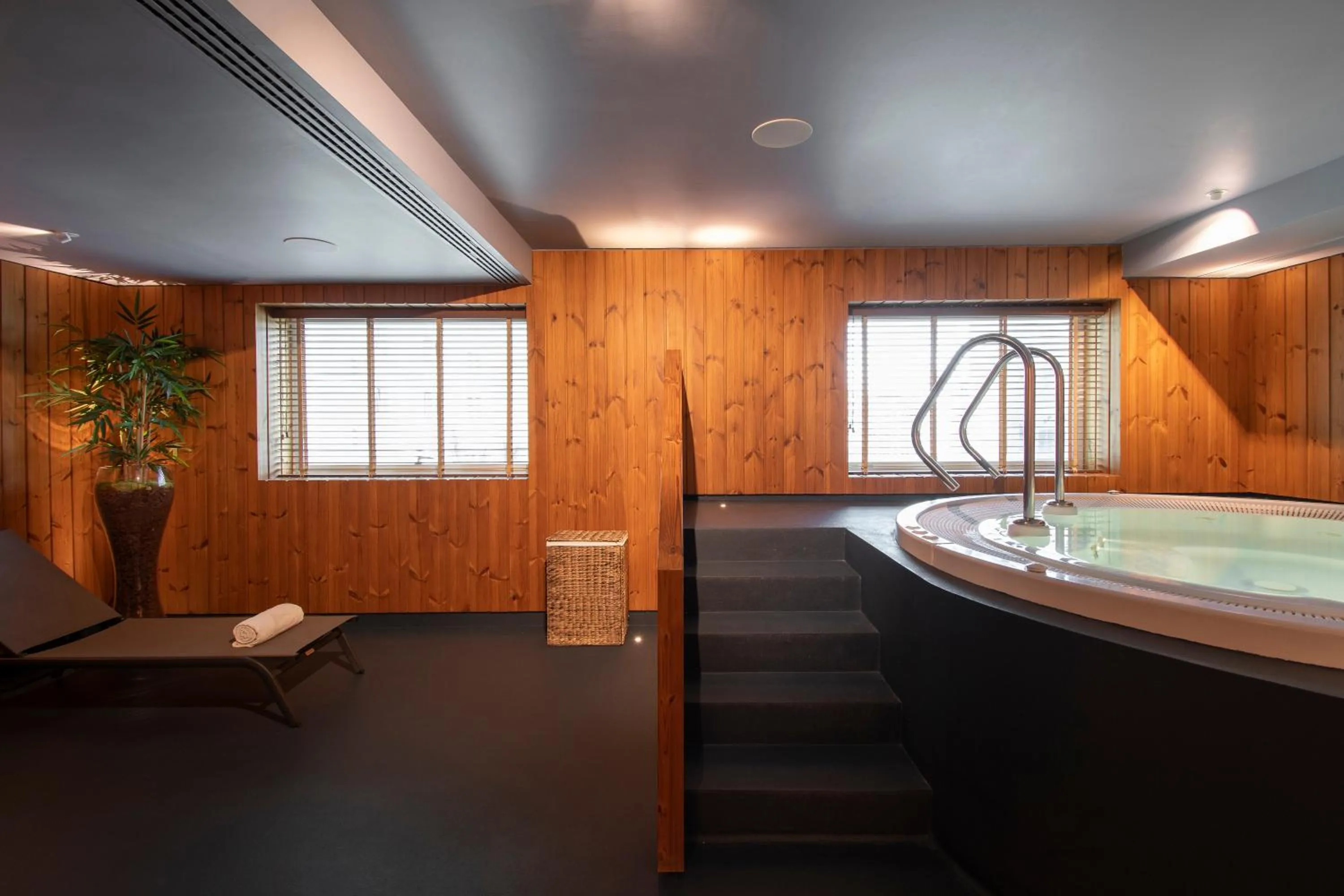 Hot Tub in SANA Malhoa Hotel