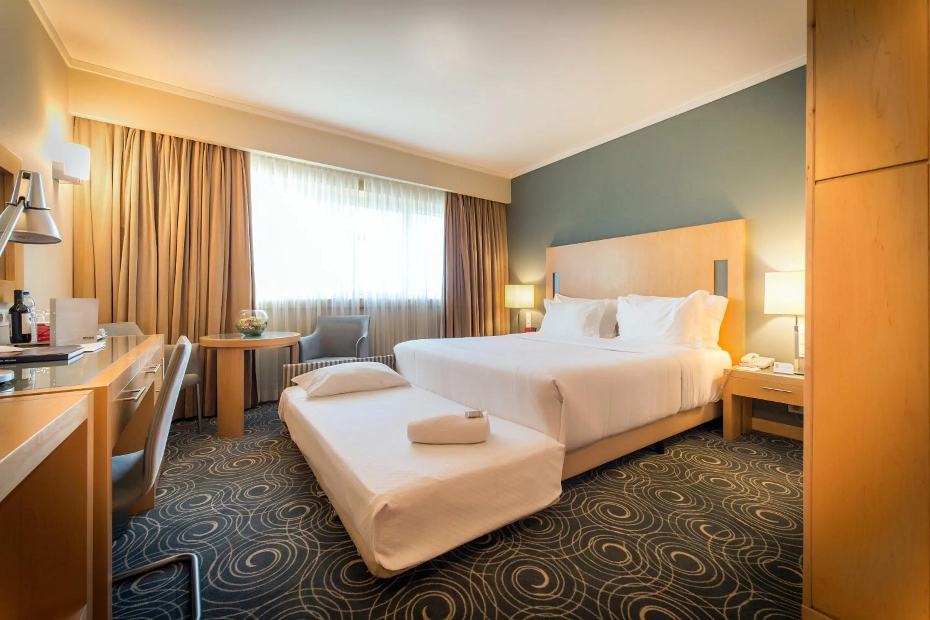 Bedroom, Bed in SANA Malhoa Hotel