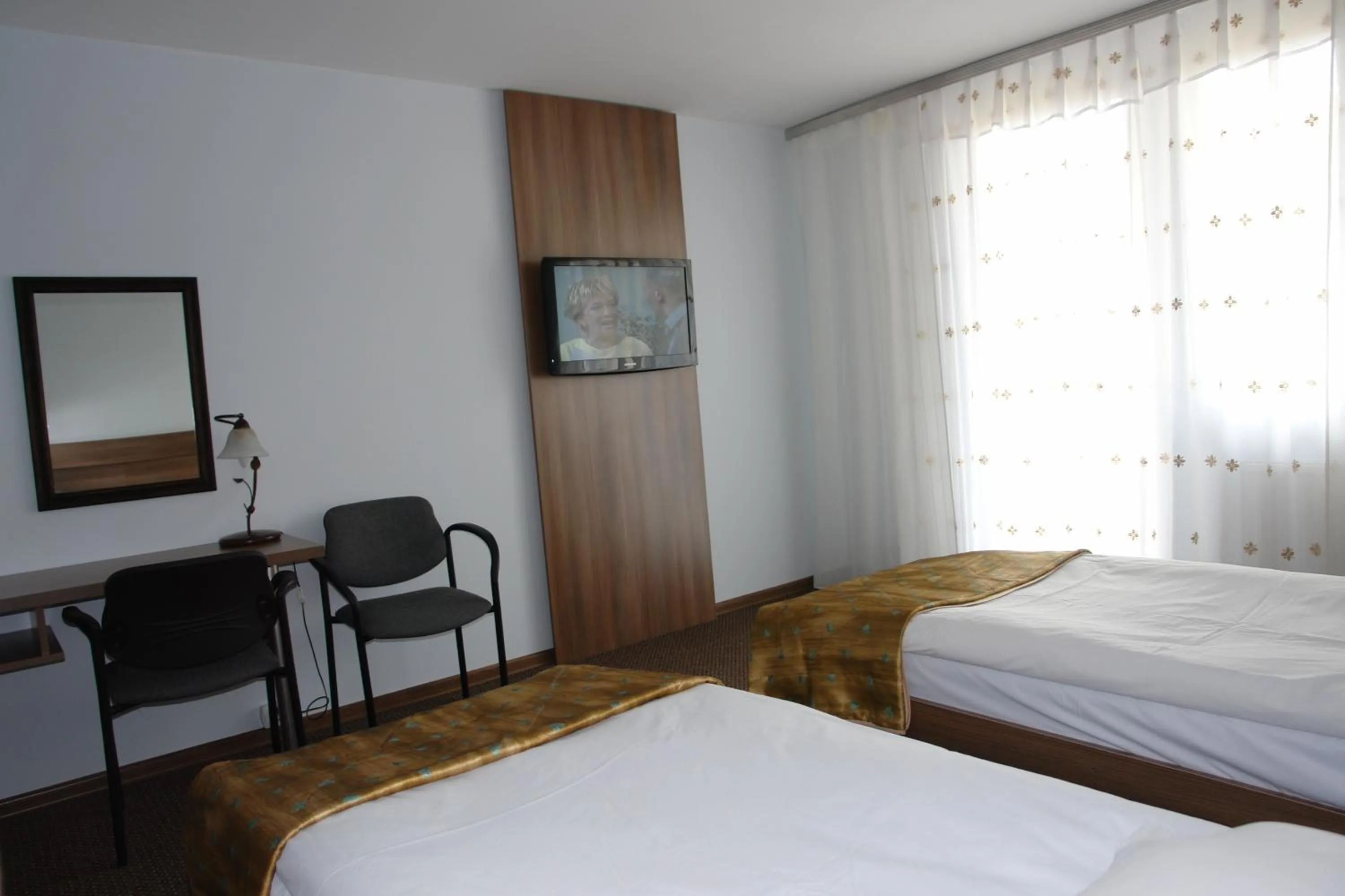 Shower, Bed in Hotel Junior