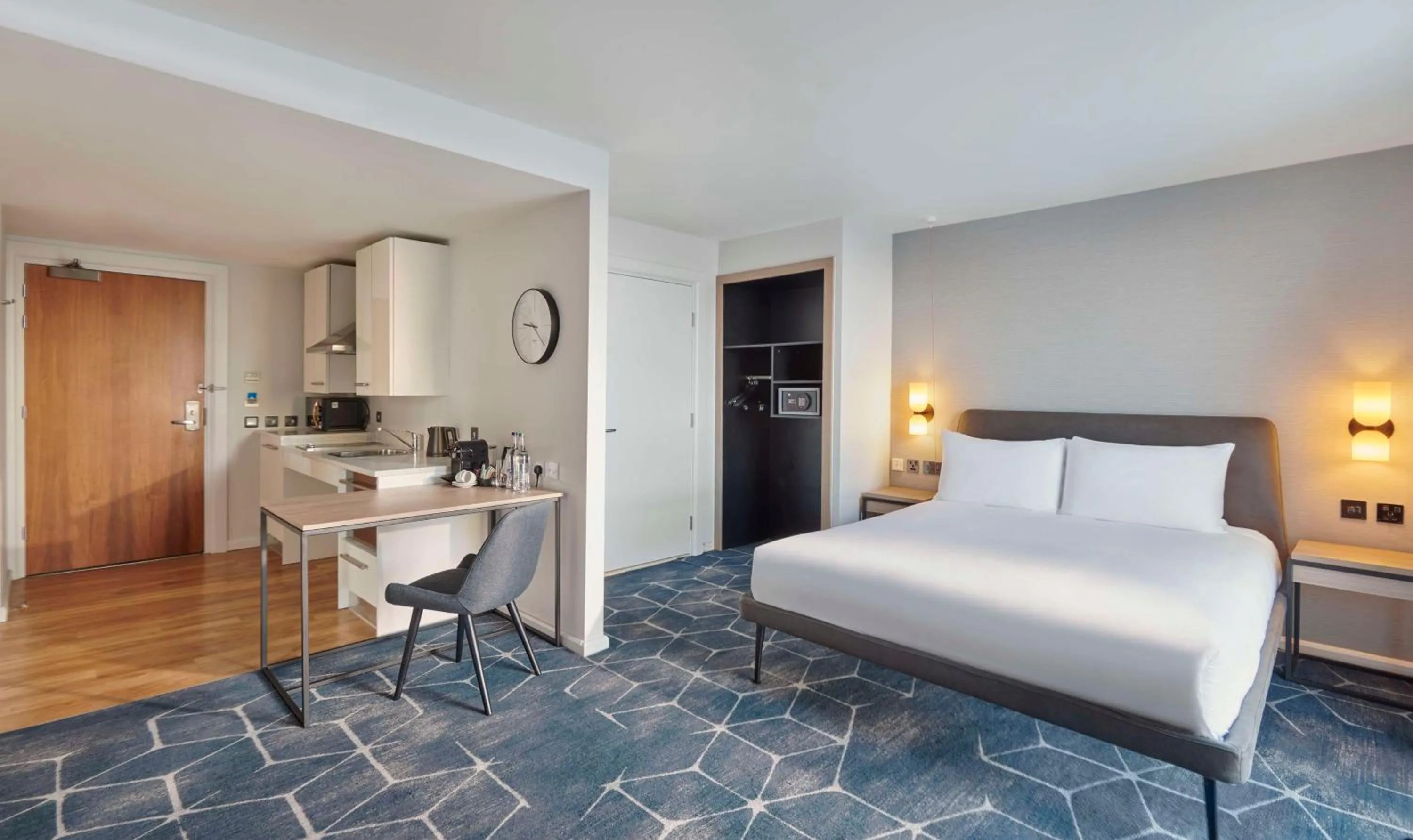 Bedroom, Bed in Hyatt House London Stratford - Aparthotel