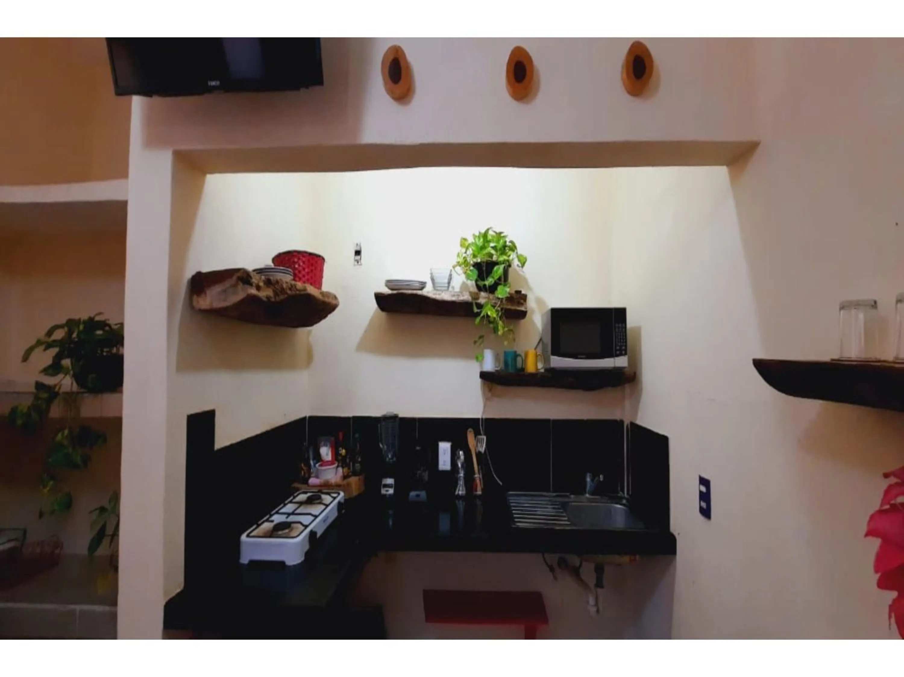 Kitchen or kitchenette, TV/Entertainment Center in OYO Hotel Cannacare