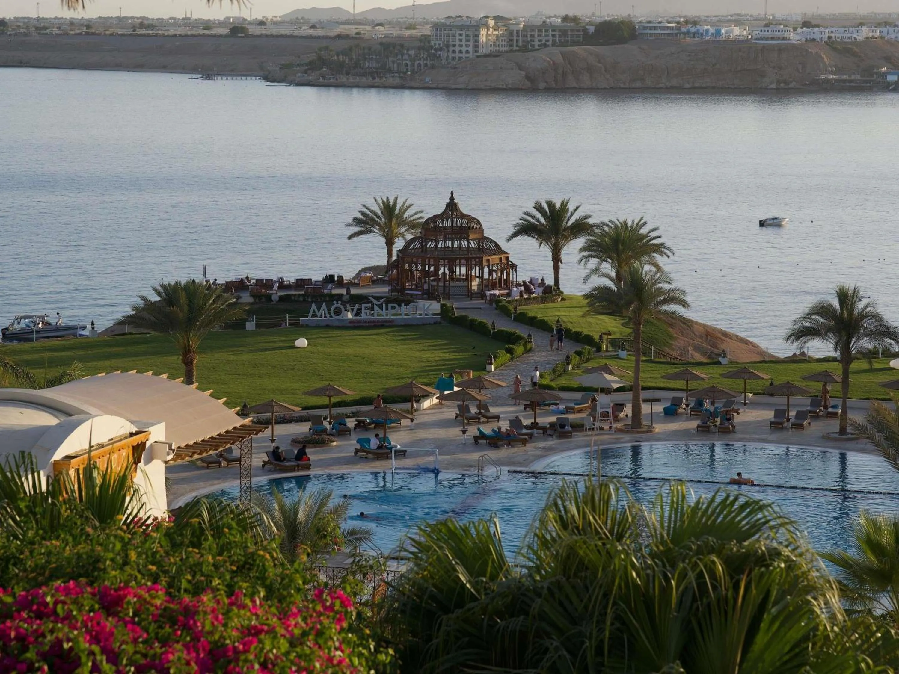 Lounge or bar in Movenpick Resort Sharm El Sheikh