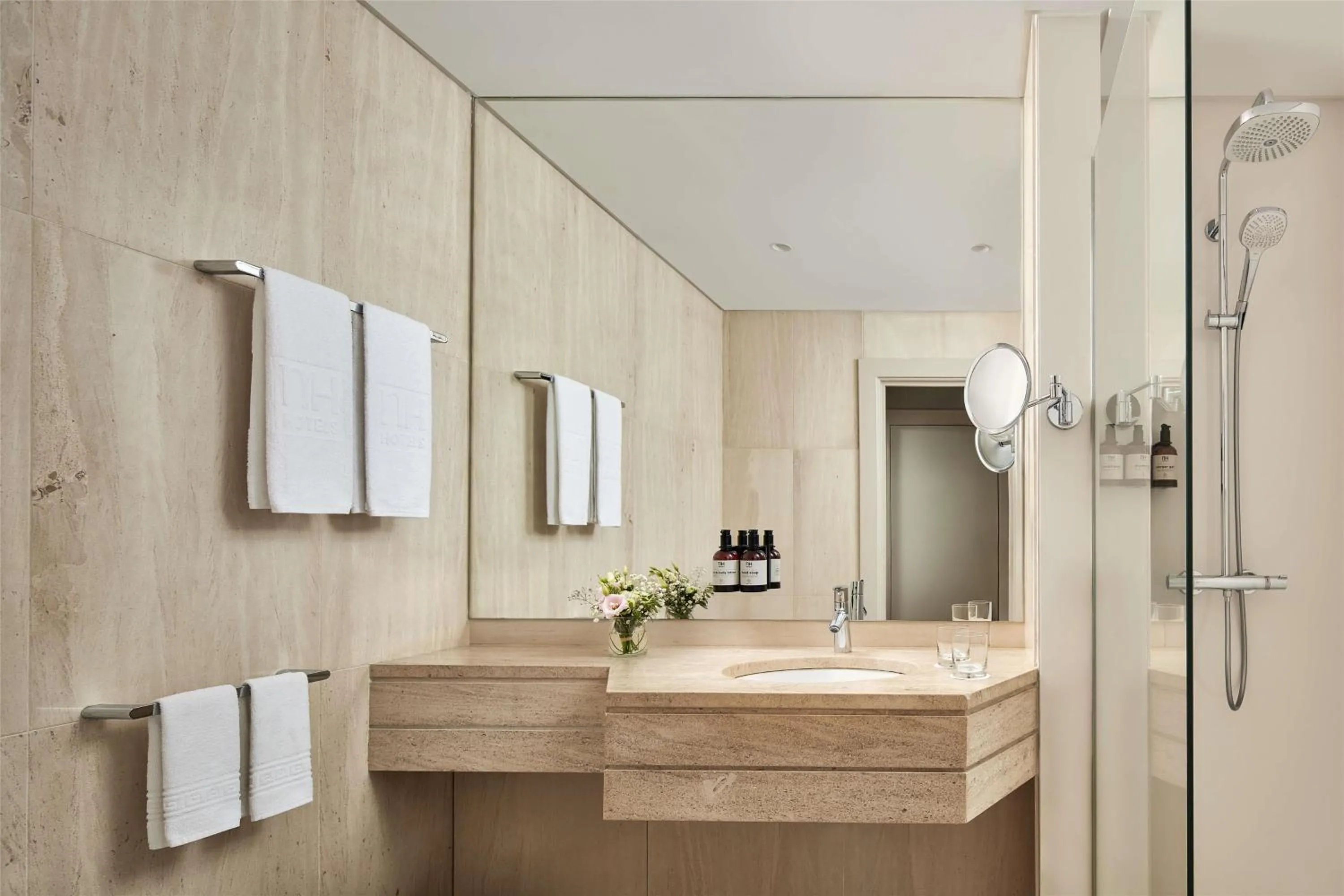 Bathroom in NH Lisboa Campo Grande