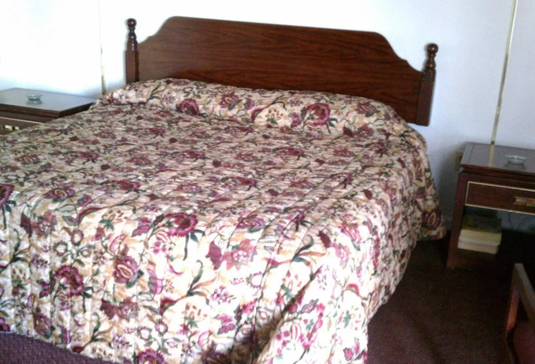 Bed in Valley Motel Pittsburgh