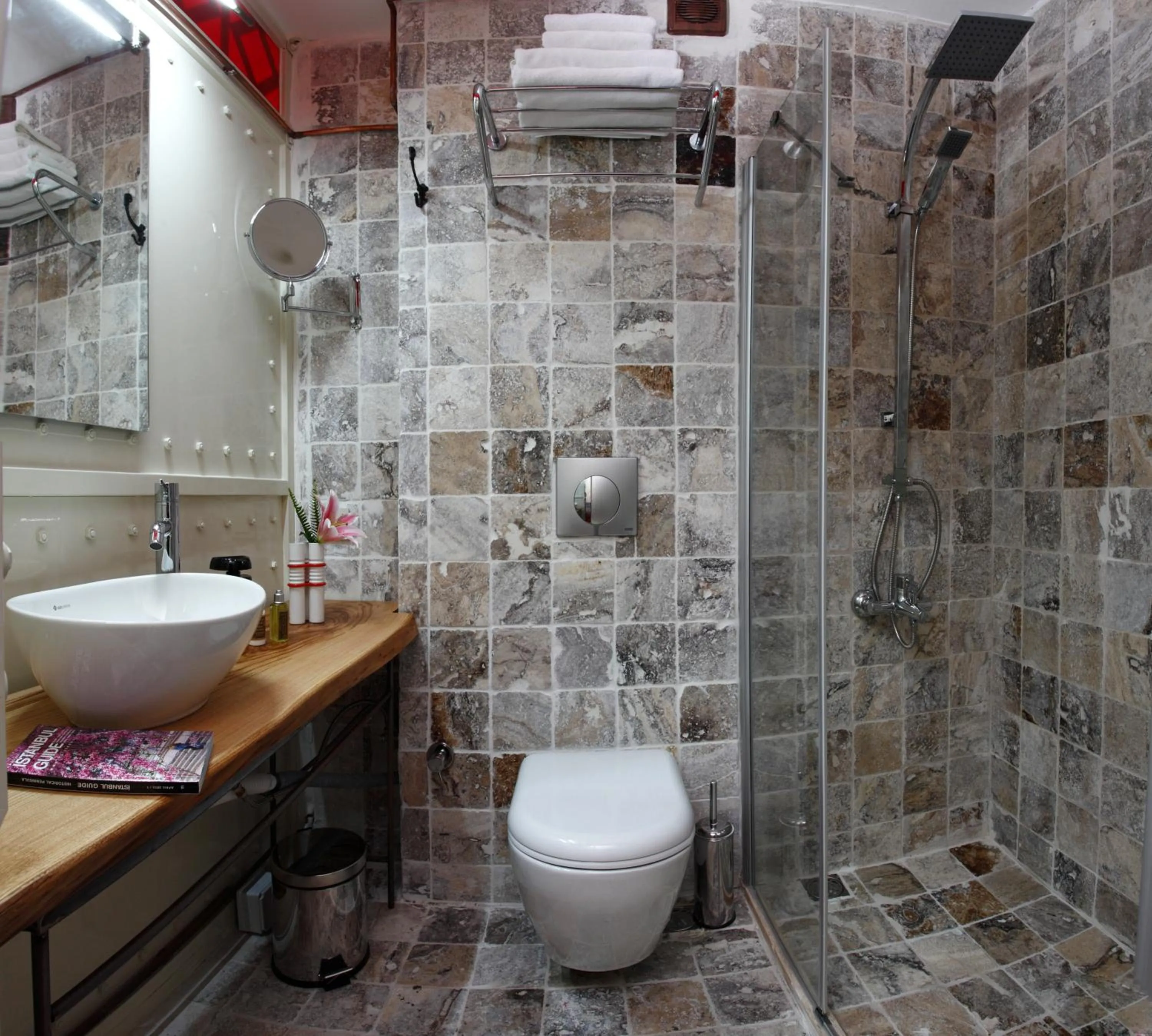 Shower in SuB Karakoy - Special Category