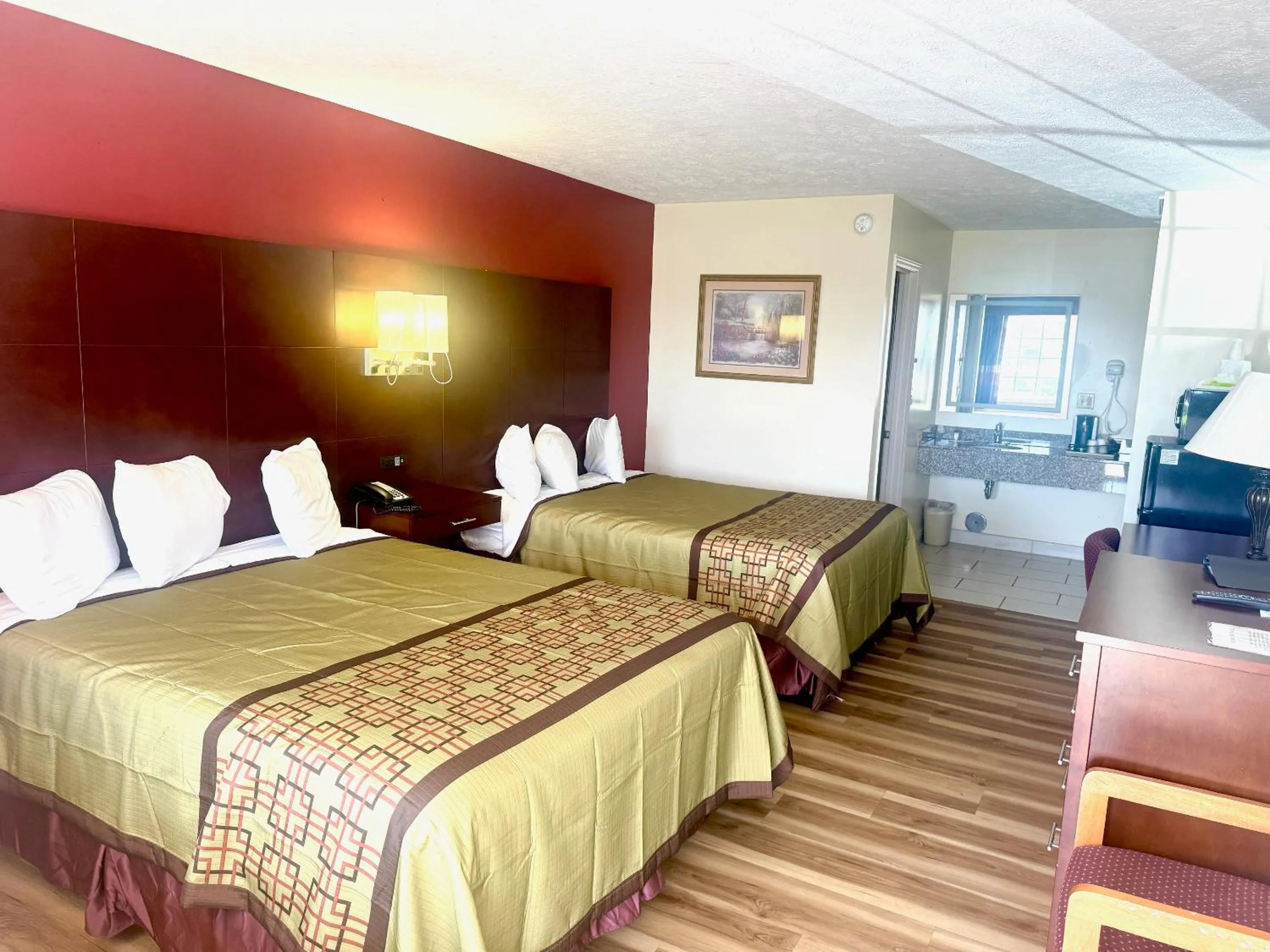Bed in Surry Inn - Dobson - I-77 - Exit 93