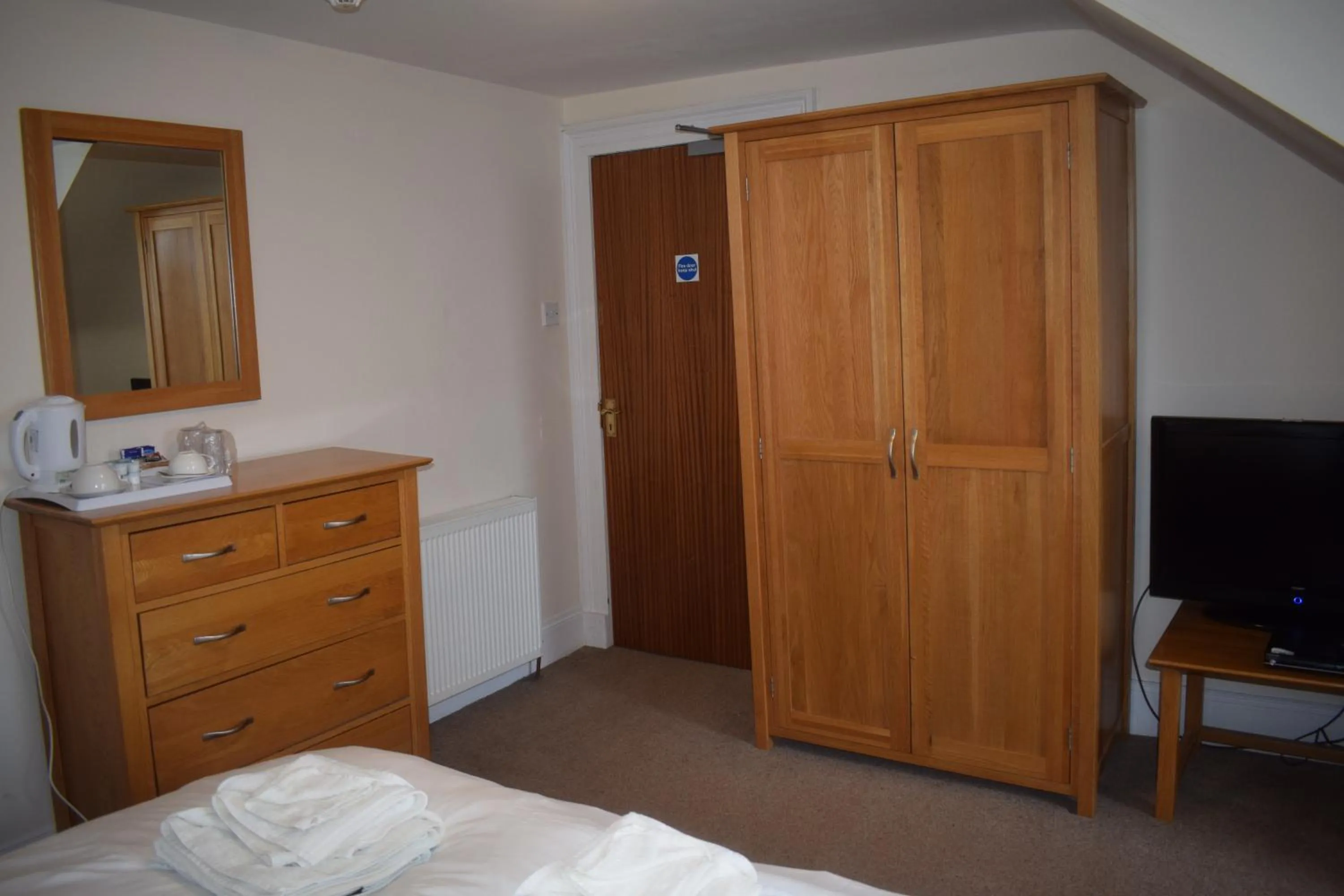 Bedroom, Bed in Cheers Cafe Bar & Tavern