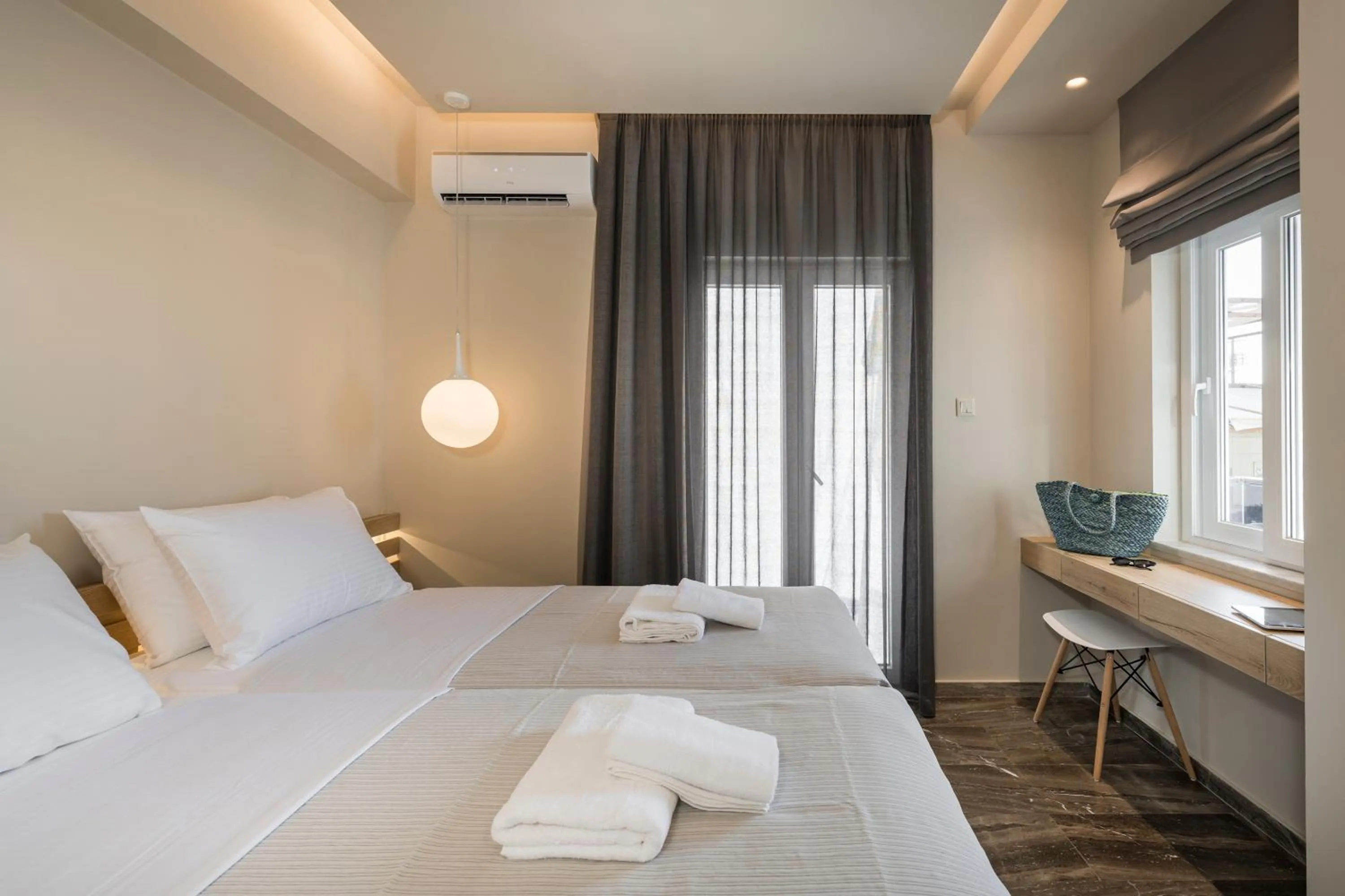 Bedroom, Bed in Sun Ray Luxury Apartments