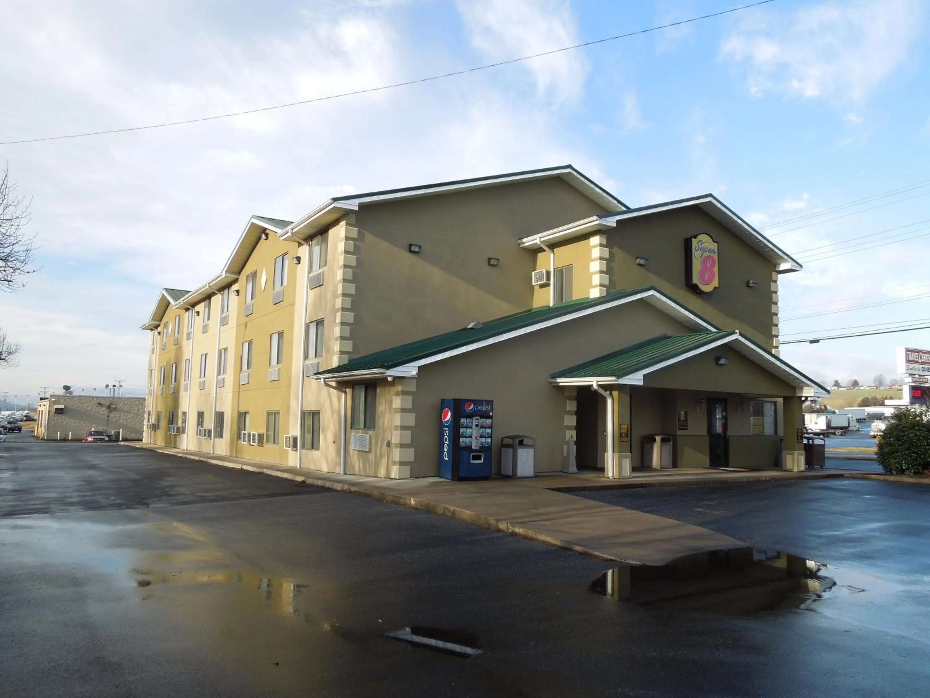 Property building in Super 8 by Wyndham Harrisonburg