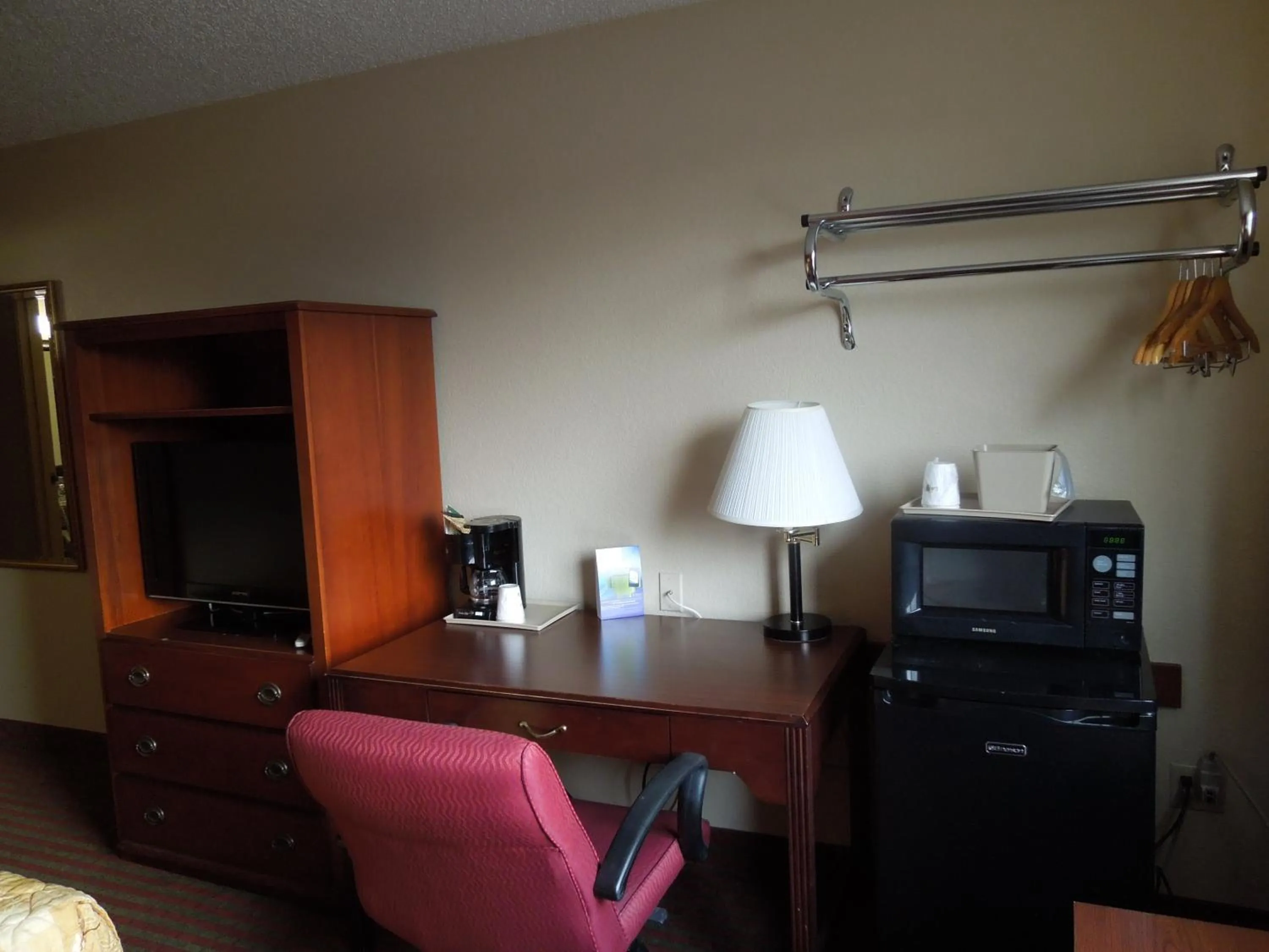 Coffee/tea facilities in Super 8 by Wyndham Harrisonburg