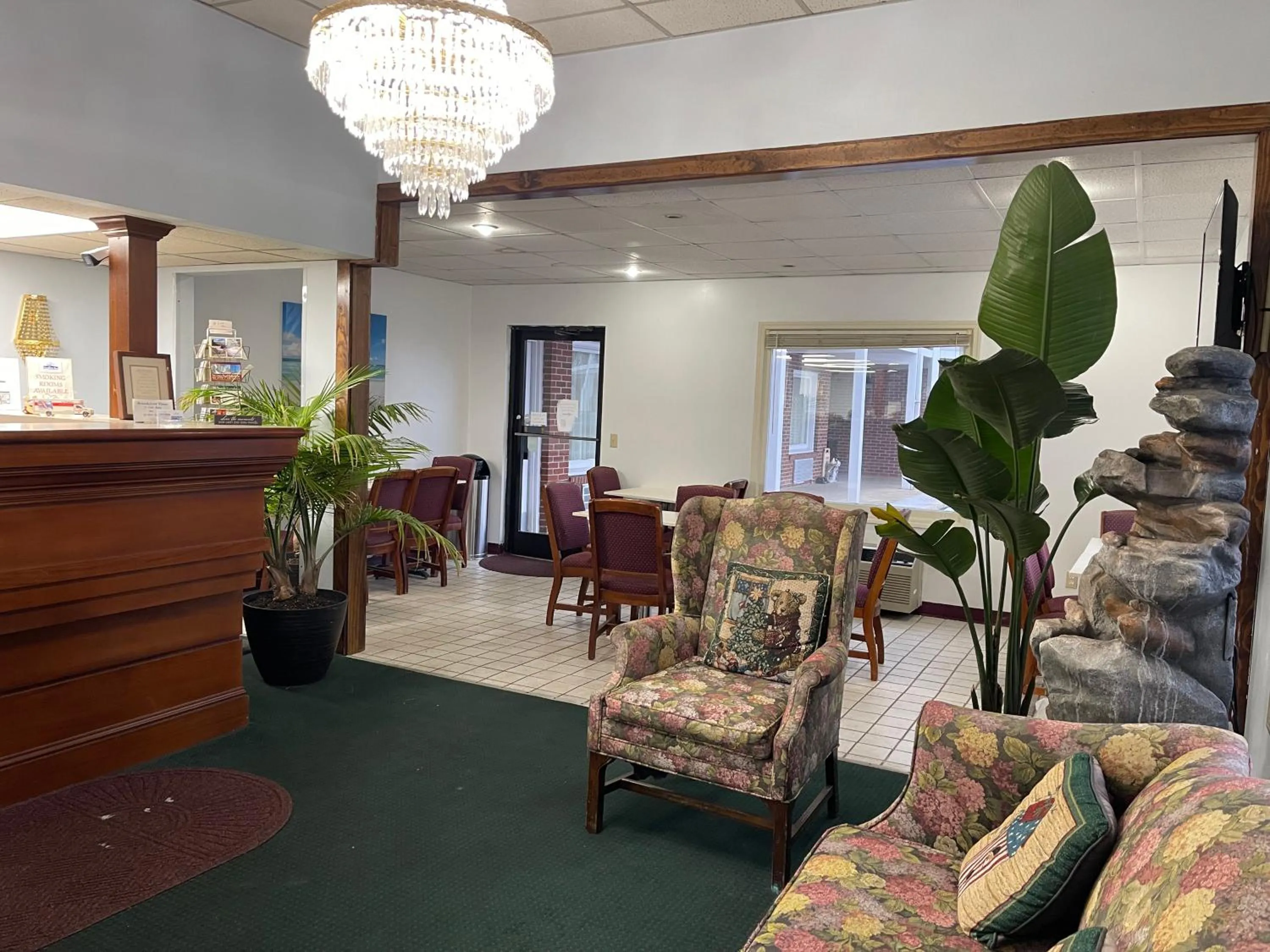Seating area in Hamilton Inn Jonesville I-77