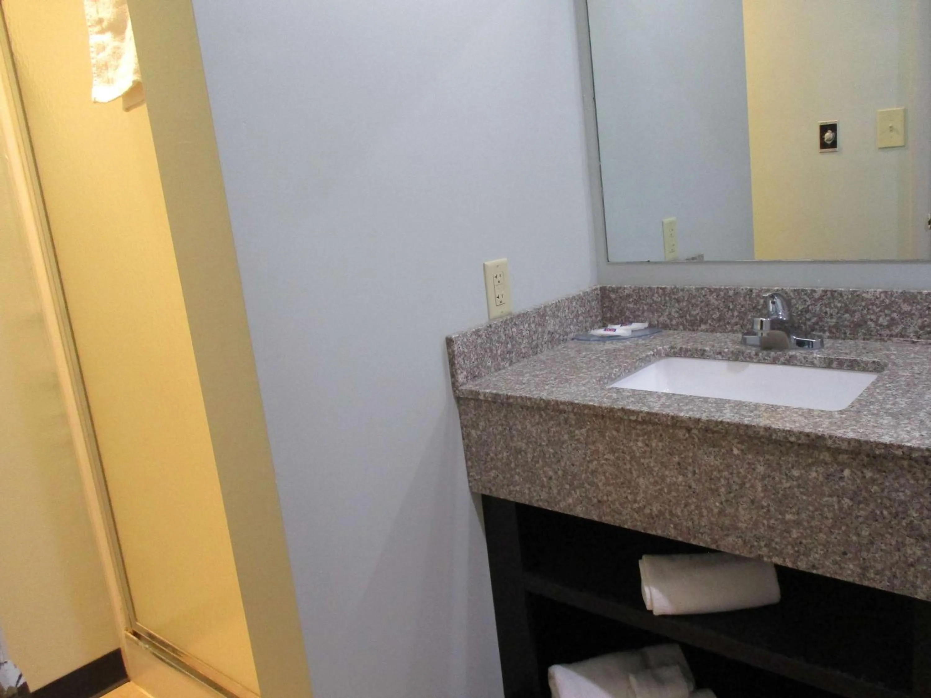 Bathroom in Motel 6-Shartlesville, PA