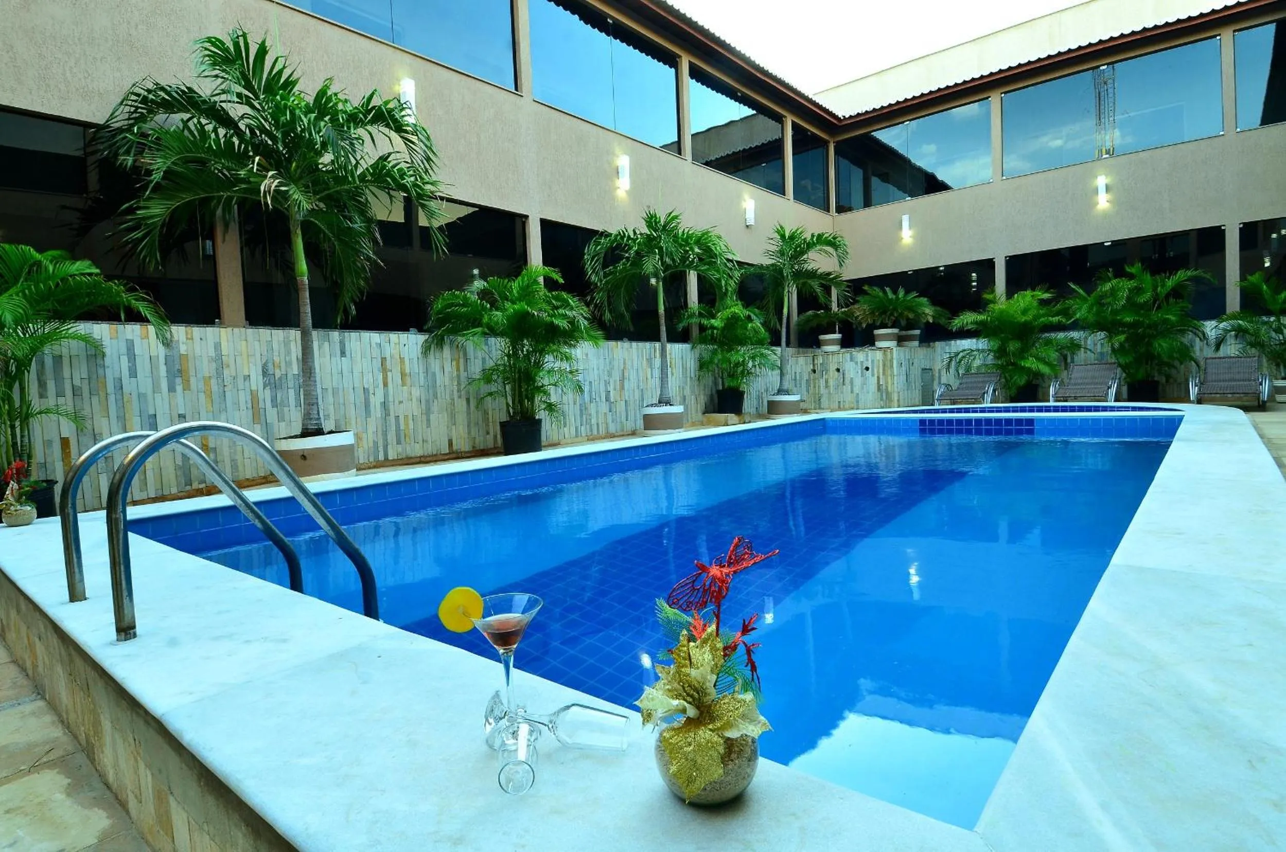 Swimming pool in Vitoria Palace Hotel