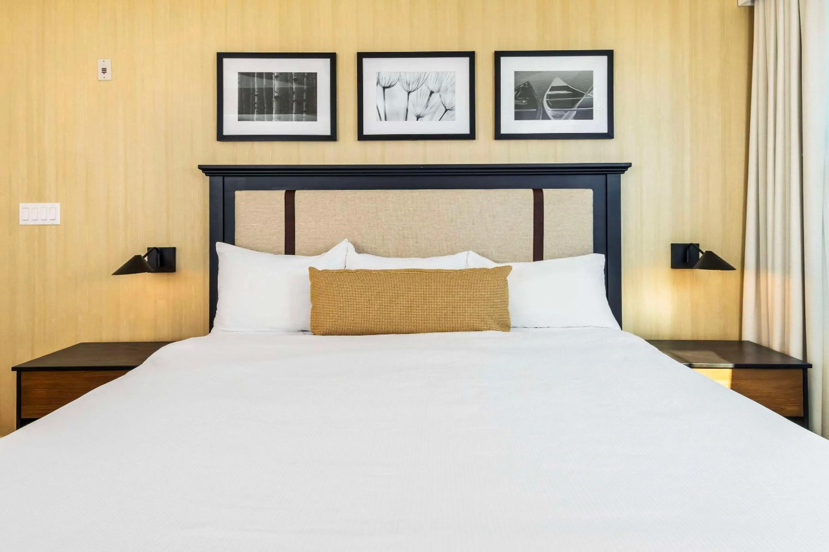 Bedroom, Bed in Calabogie Peaks Hotel, Ascend Hotel Member