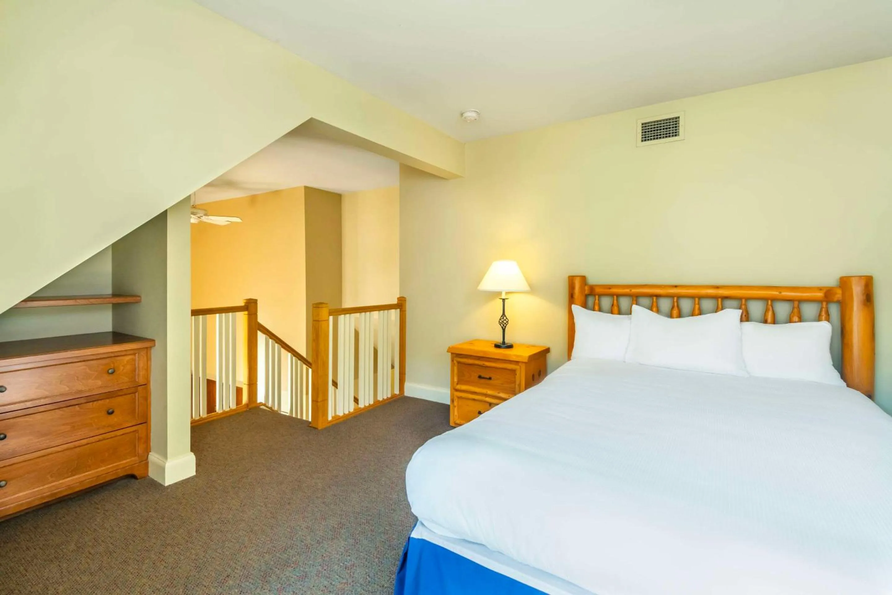 Bedroom, Bed in Calabogie Peaks Hotel, Ascend Hotel Member
