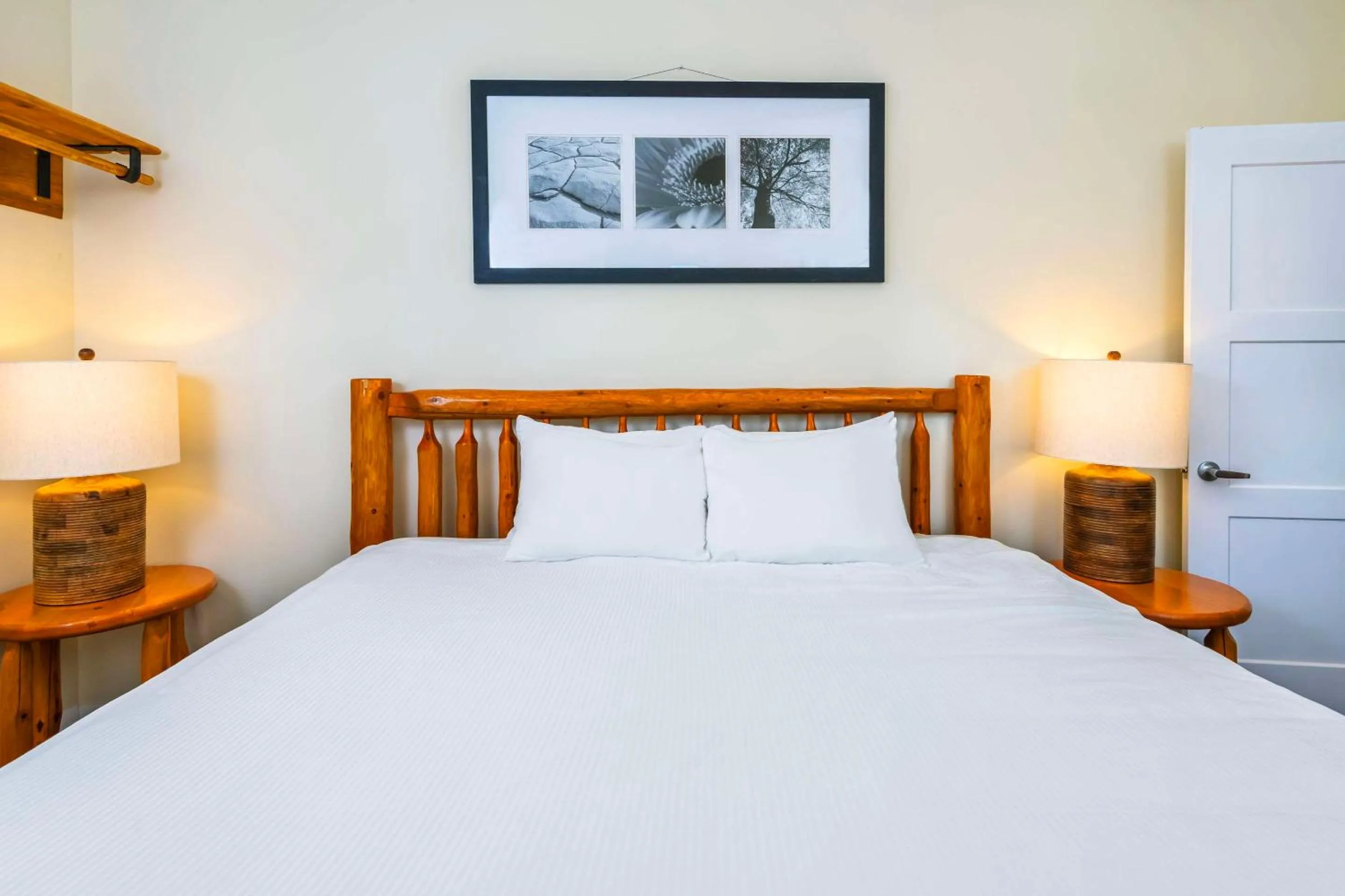 Bedroom, Bed in Calabogie Peaks Hotel, Ascend Hotel Member