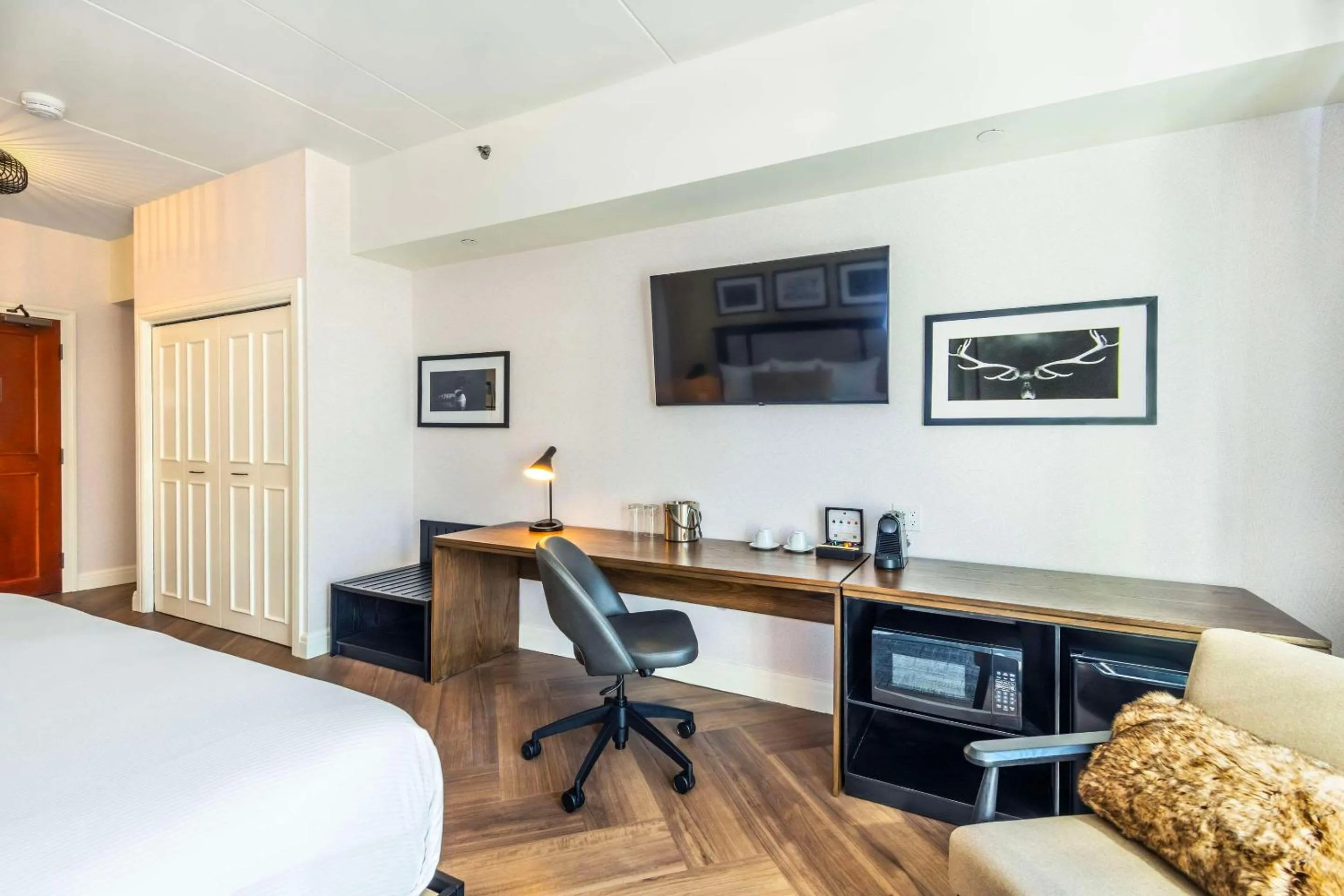 Bedroom, Bed in Calabogie Peaks Hotel, Ascend Hotel Member