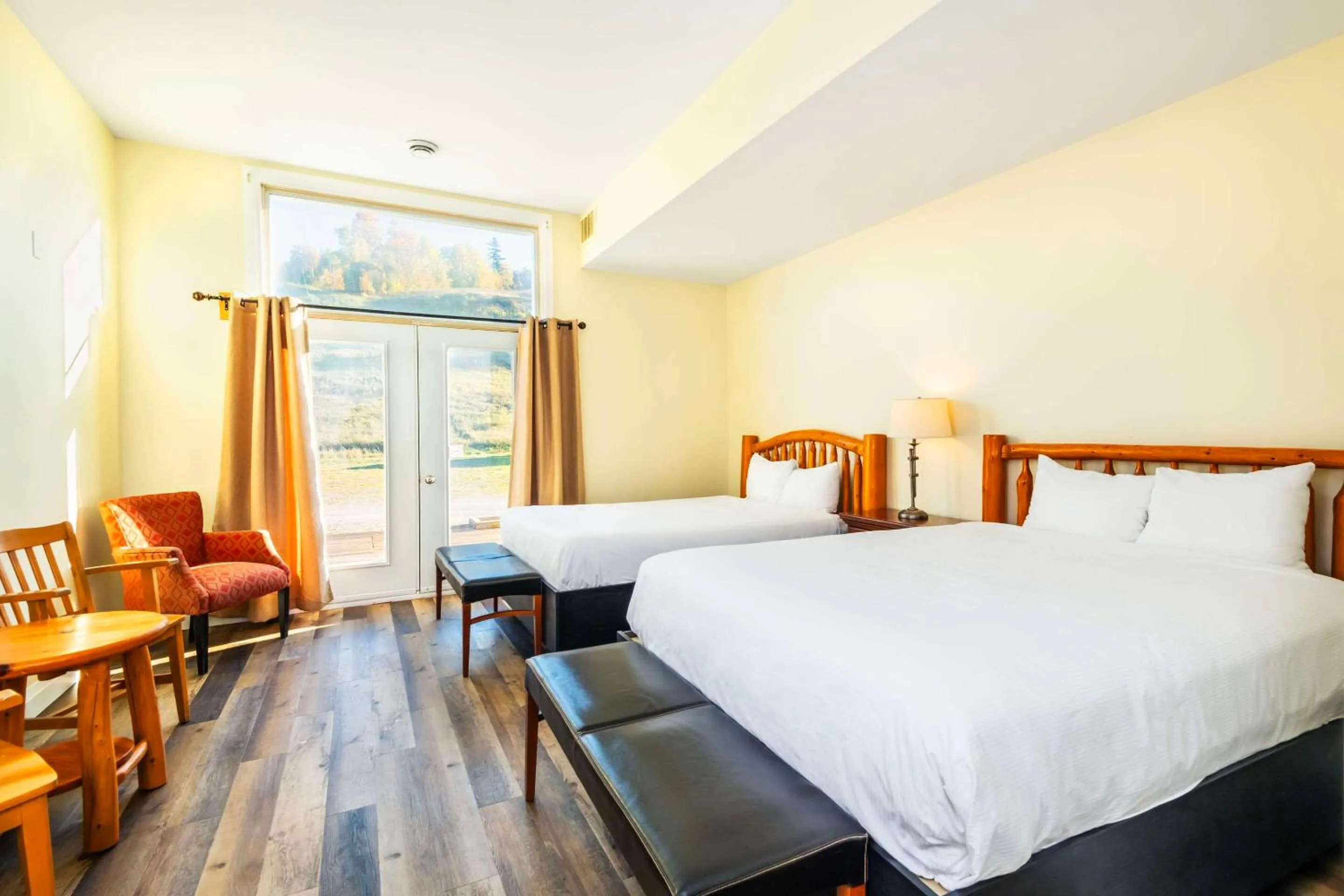 Bedroom, Bed in Calabogie Peaks Hotel, Ascend Hotel Member