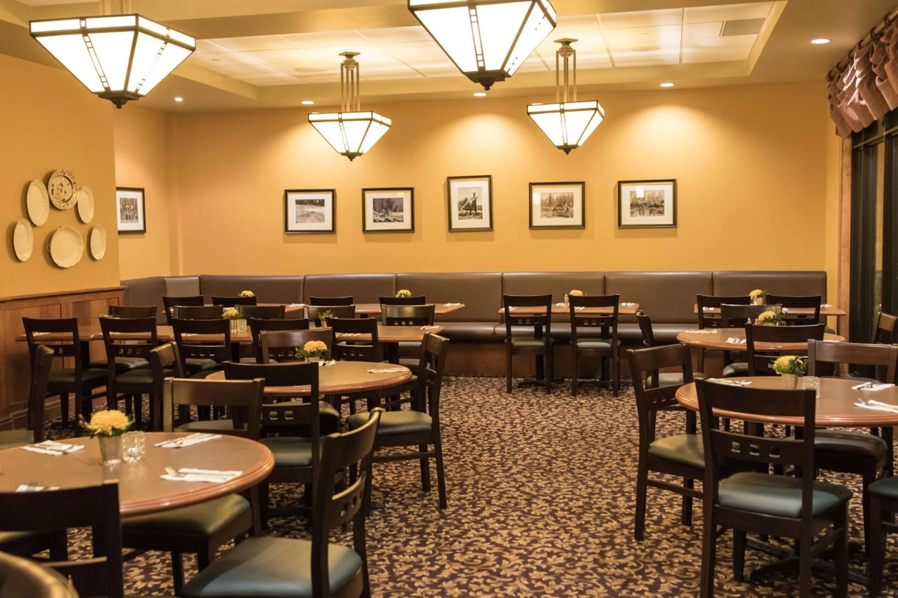 Restaurant/places to eat in Calabogie Peaks Hotel, Ascend Hotel Member