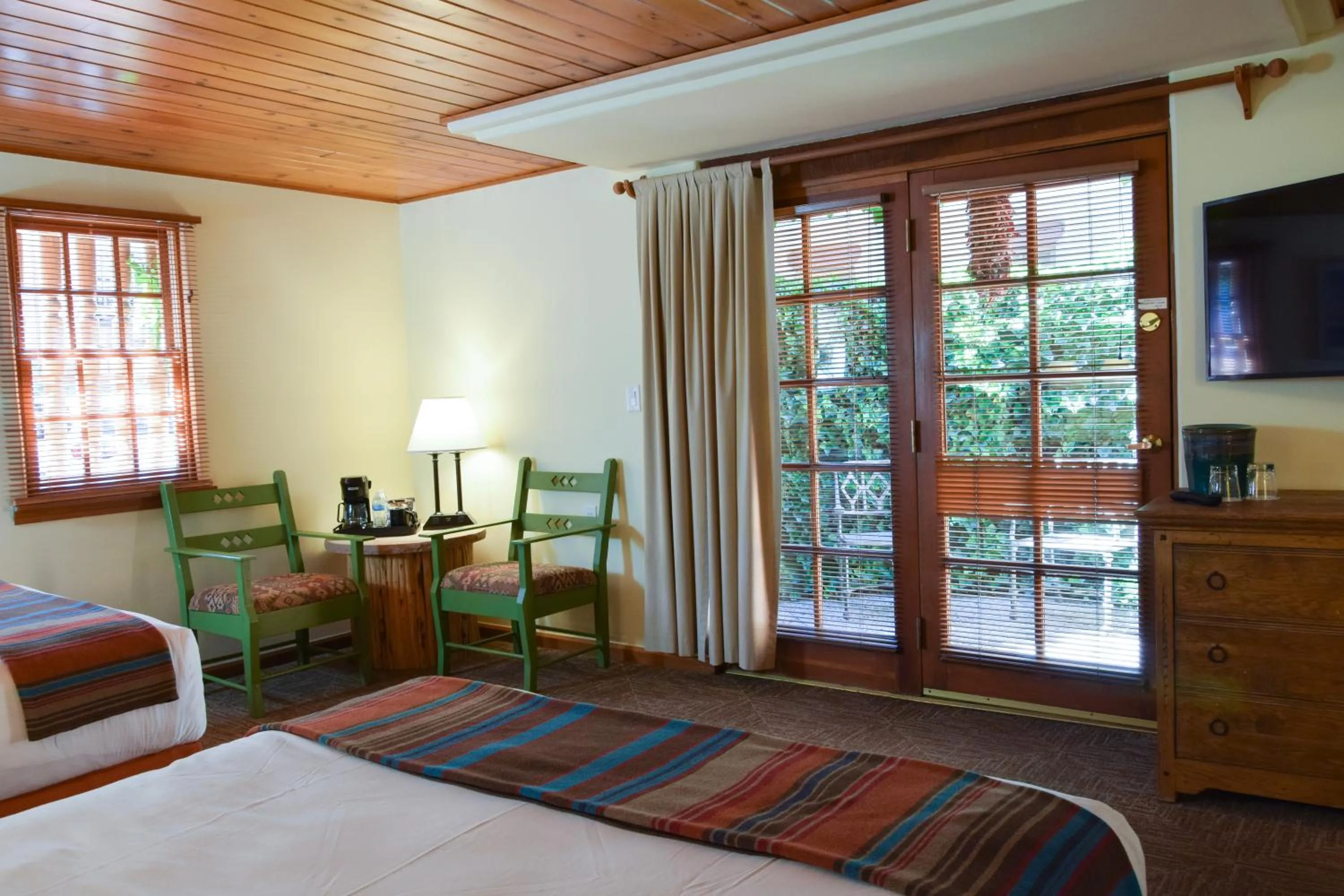 Restaurant/places to eat, Bed in Inn on the Alameda