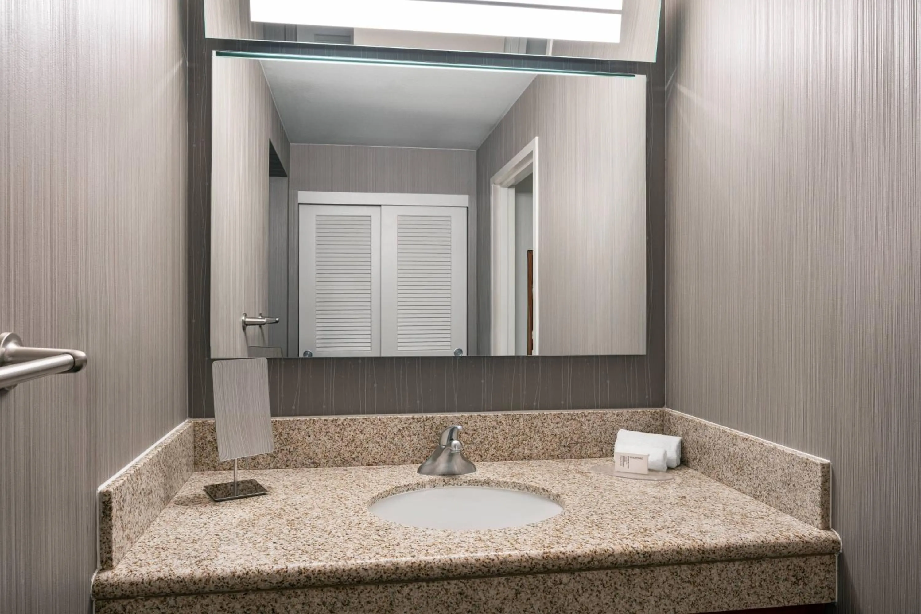 Bathroom in Courtyard by Marriott Maui Kahului Airport