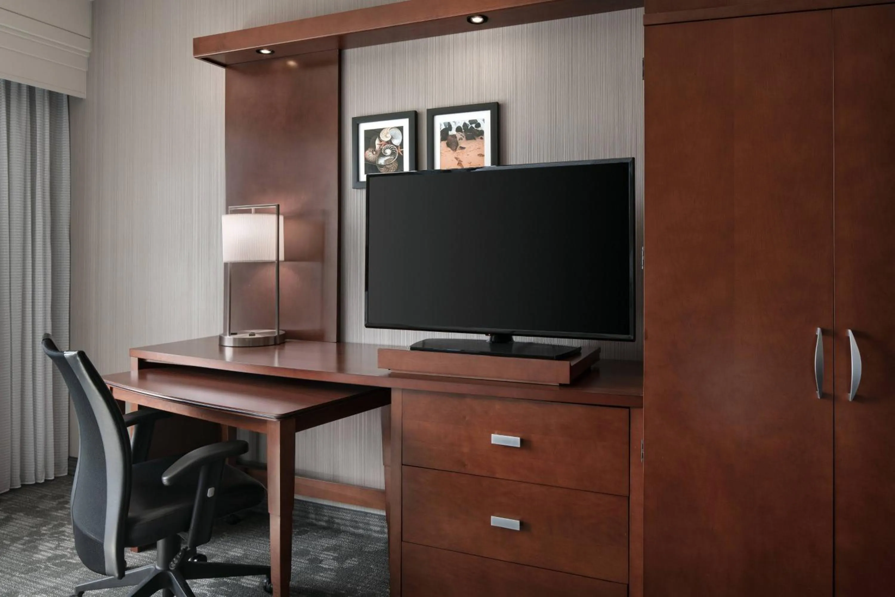 Photo of the whole room in Courtyard by Marriott Maui Kahului Airport