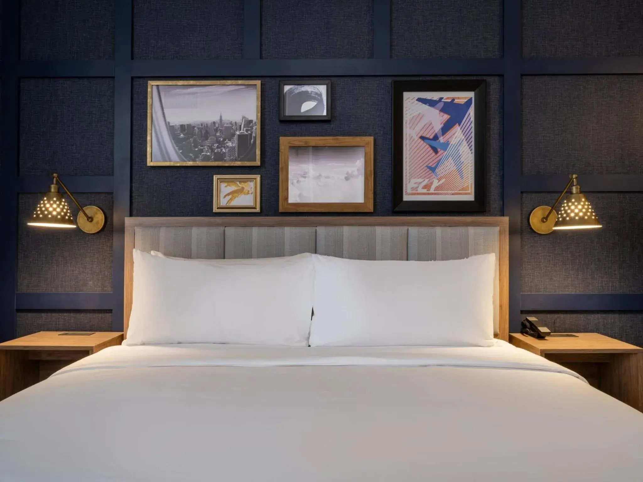 Standard King Room with Skylight in voco Fiorello - LaGuardia Airport by IHG Standard King Room with Skylight in voco Fiorello - LaGuardia Airport by IHG