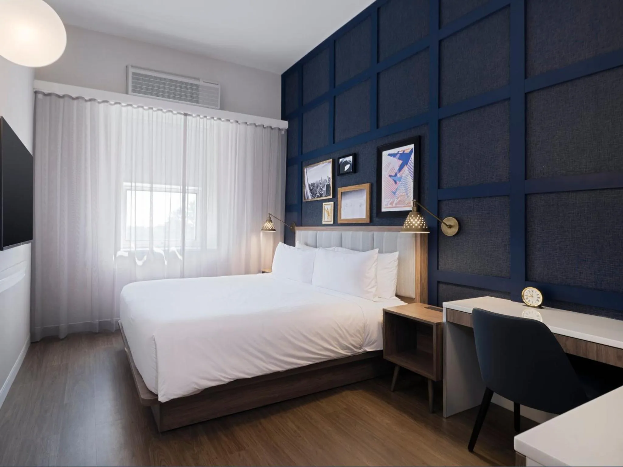 Photo of the whole room, Bed in voco Fiorello - LaGuardia Airport by IHG