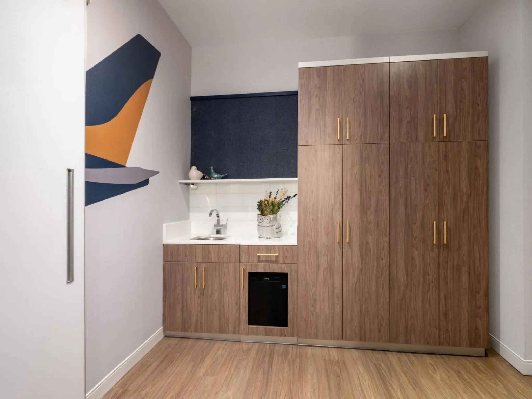 Photo of the whole room in voco Fiorello - LaGuardia Airport by IHG