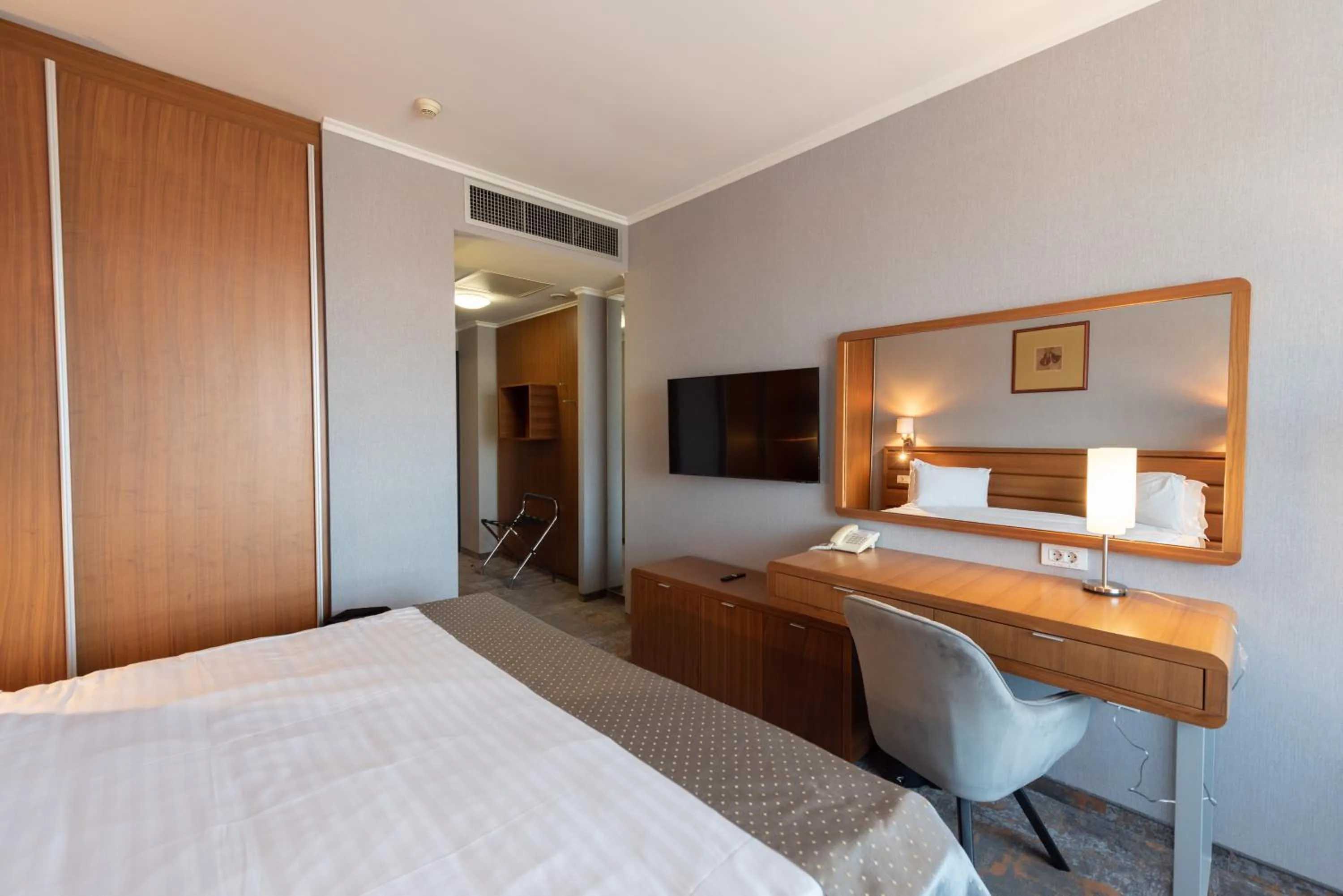 Photo of the whole room, Bed in Wyndham Cluj