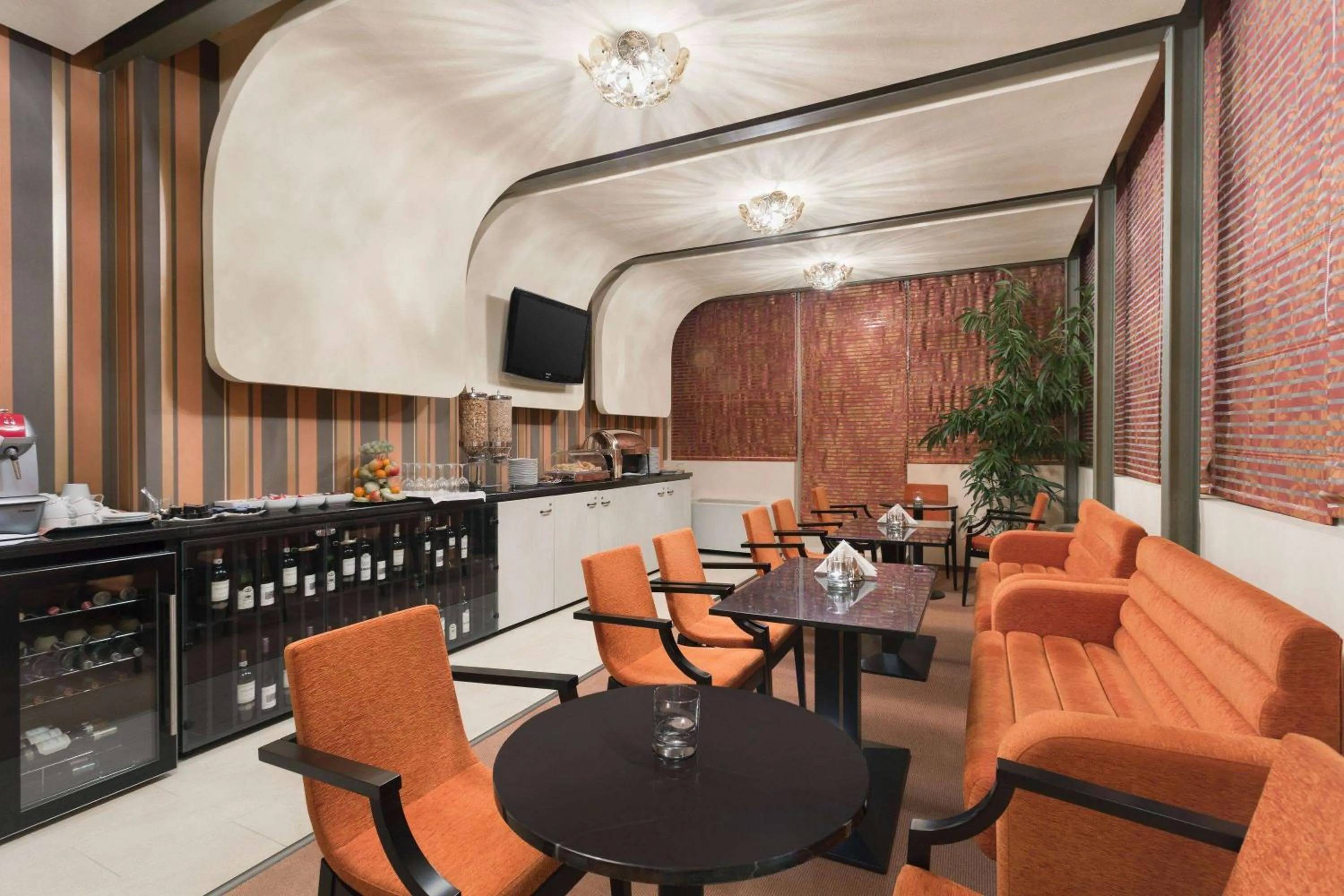 Lounge or bar in Wyndham Cluj