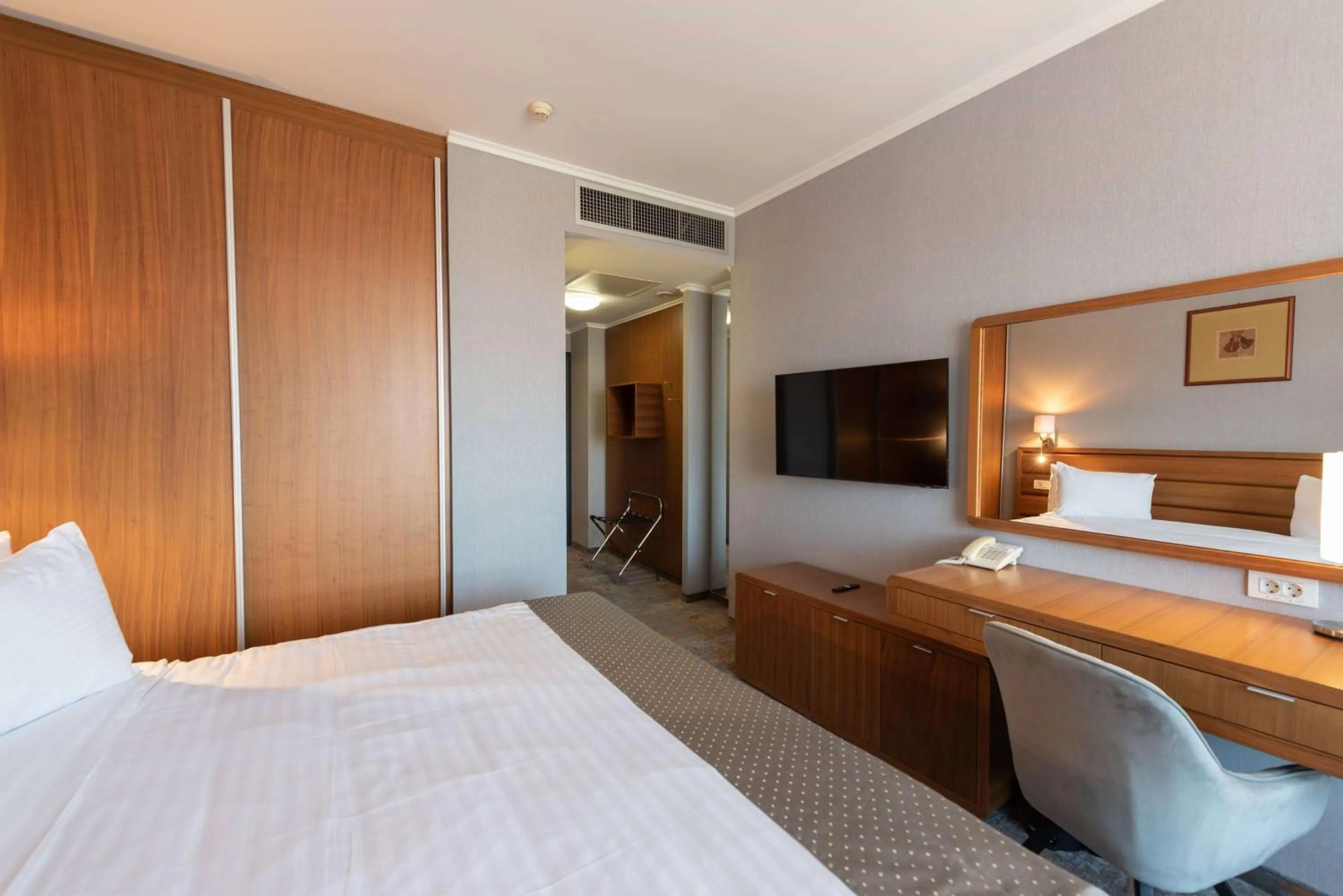 Photo of the whole room, Bed in Wyndham Cluj